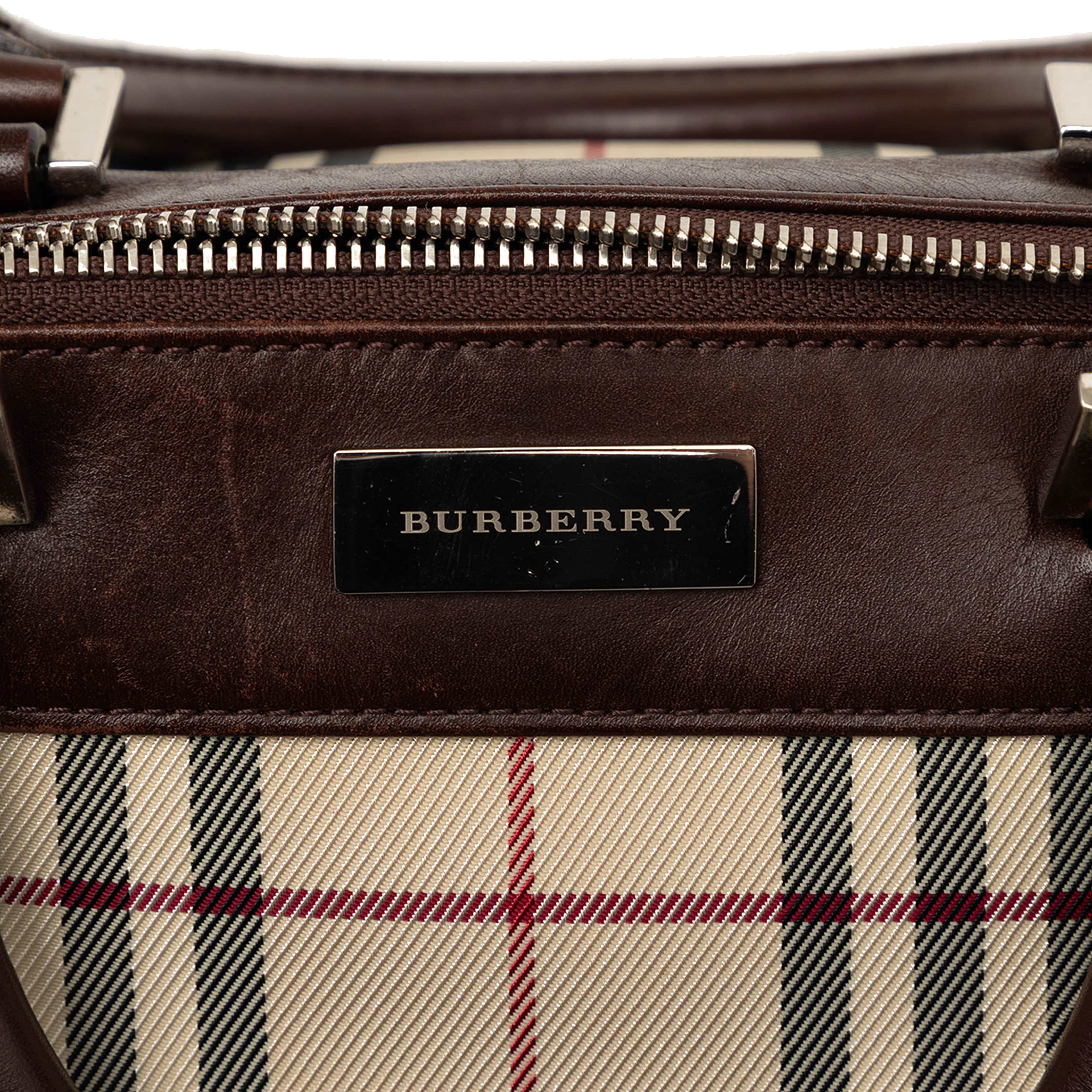 Burberry House Check Canvas Barrel Handbag, från Luxclusif, i färgen beige. Klicka för att öppna bilden i stort format