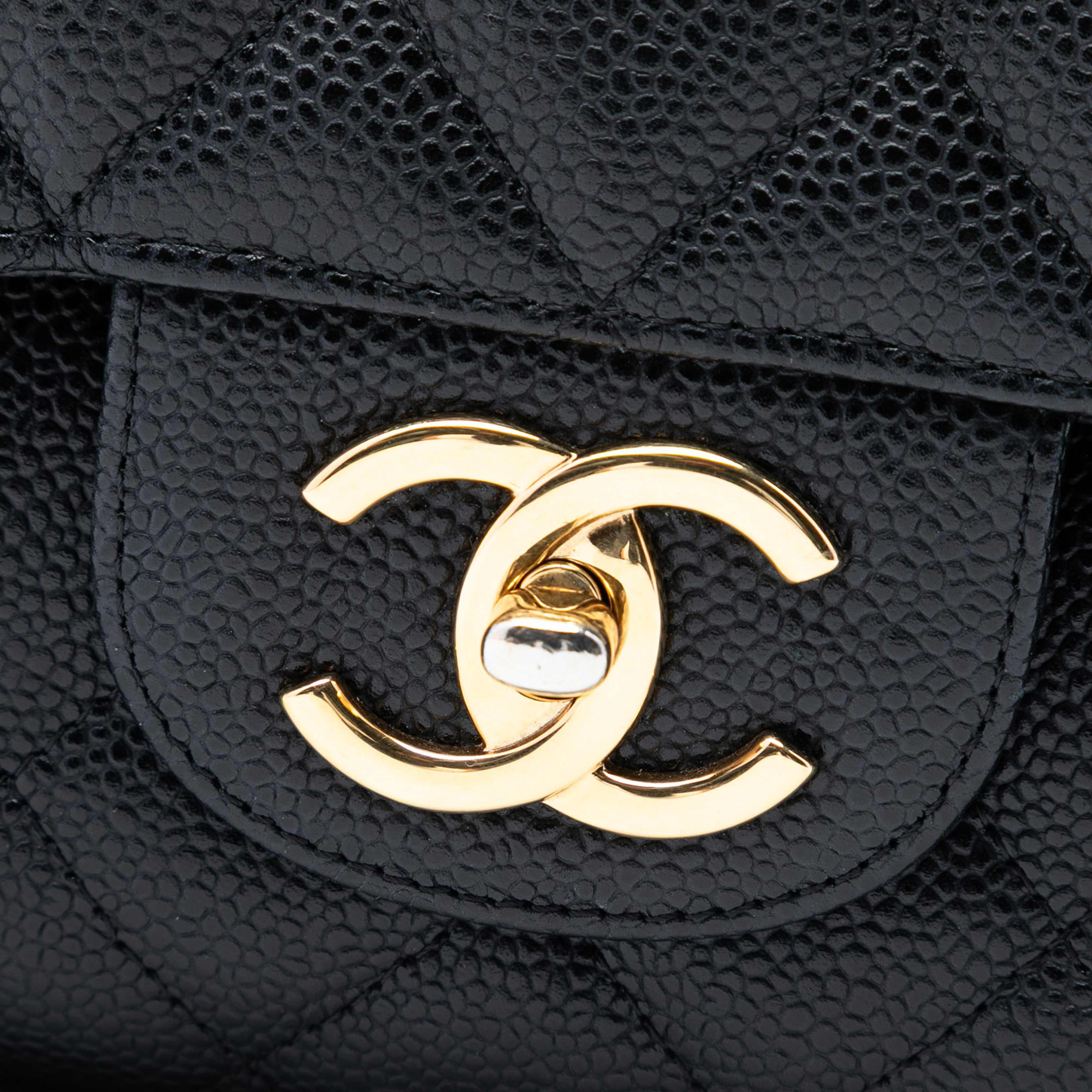 Chanel Maxi Classic Caviar Double Flap, från Luxclusif, i färgen black. Klicka för att öppna bilden i stort format