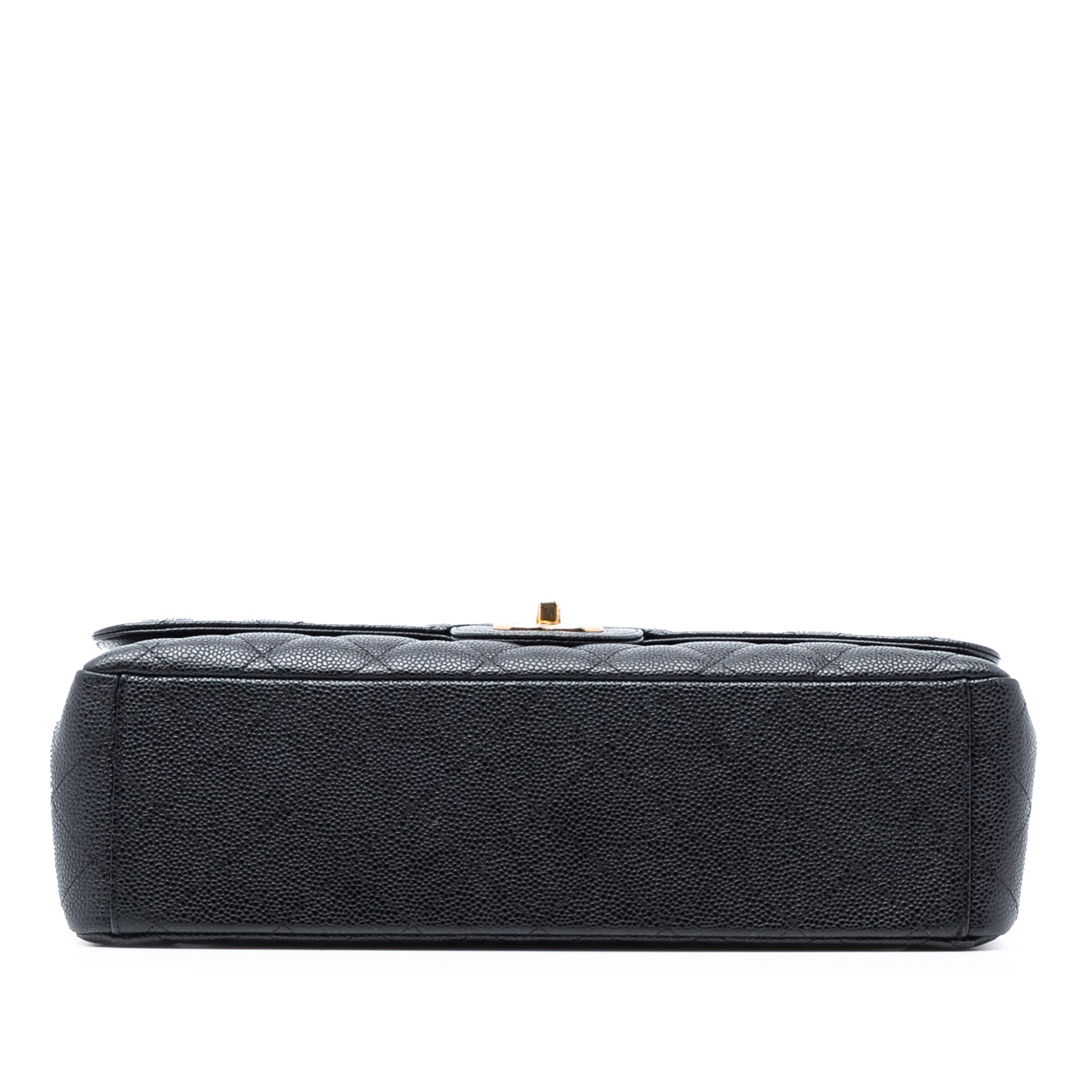 Chanel Maxi Classic Caviar Double Flap, från Luxclusif, i färgen black. Klicka för att öppna bilden i stort format