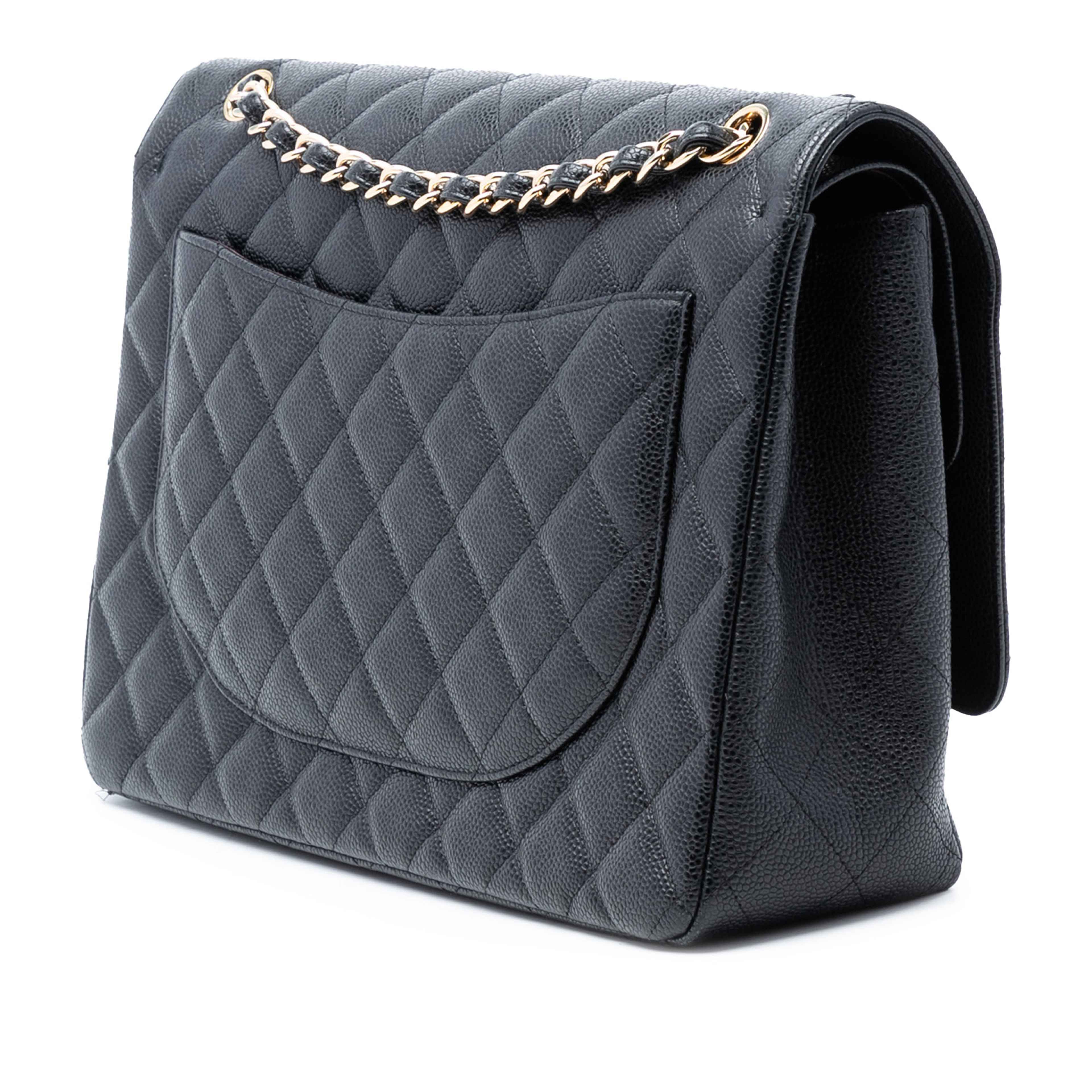 Chanel Maxi Classic Caviar Double Flap, från Luxclusif, i färgen black. Klicka för att öppna bilden i stort format