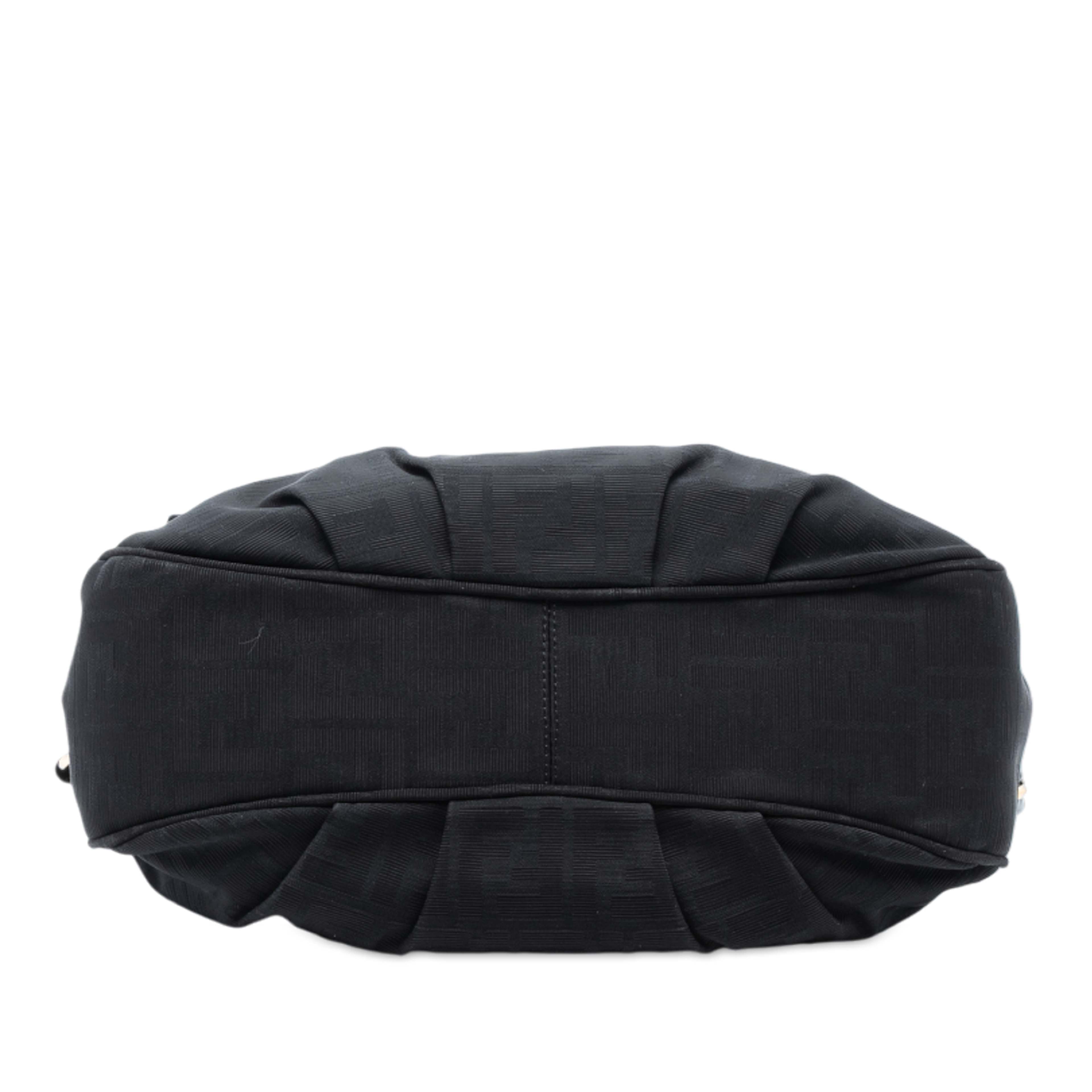 Fendi Zucca Canvas Mia Flap Shoulder Bag, från Luxclusif, i färgen black. Klicka för att öppna bilden i stort format