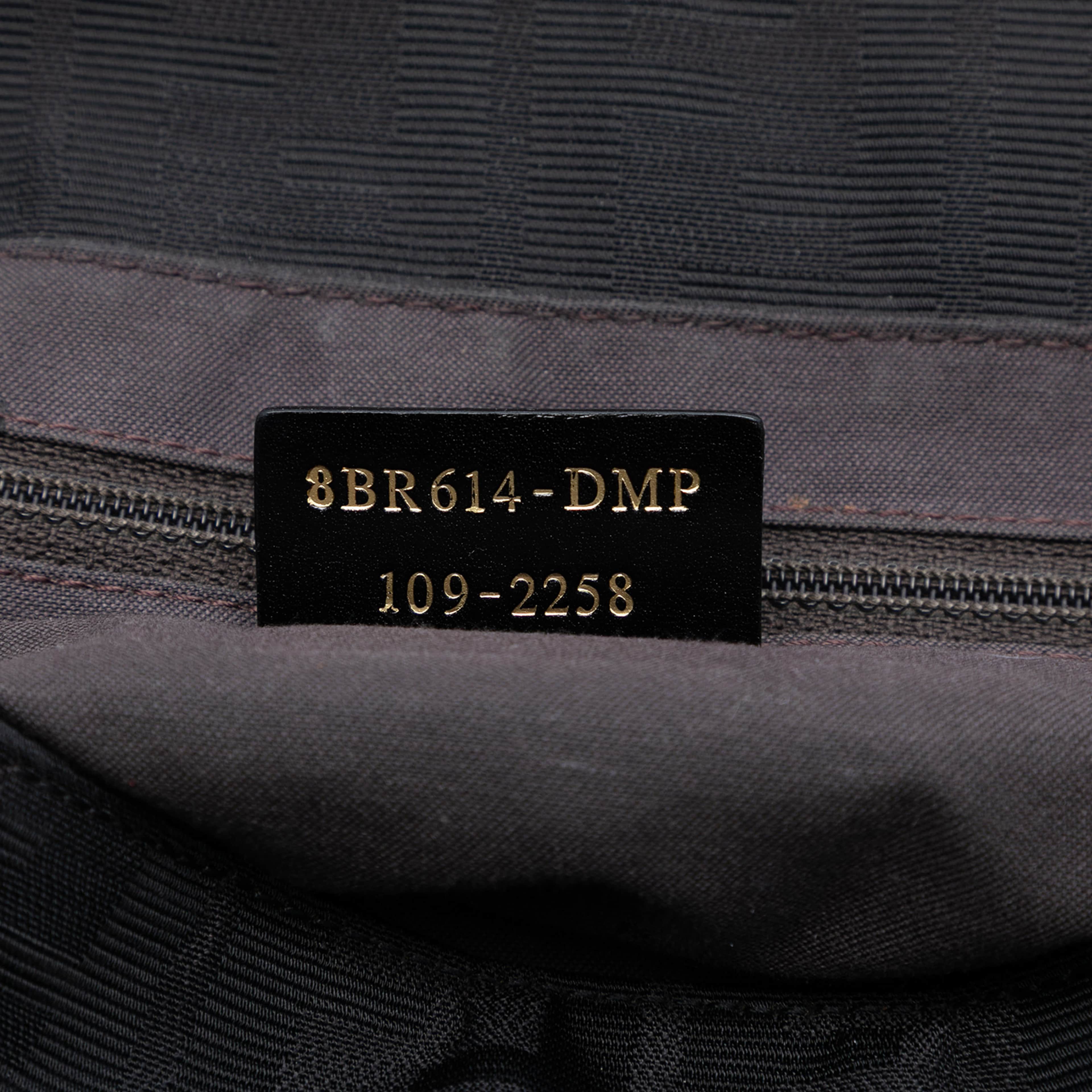 Fendi Zucca Canvas Mia Flap Shoulder Bag, från Luxclusif, i färgen black. Klicka för att öppna bilden i stort format