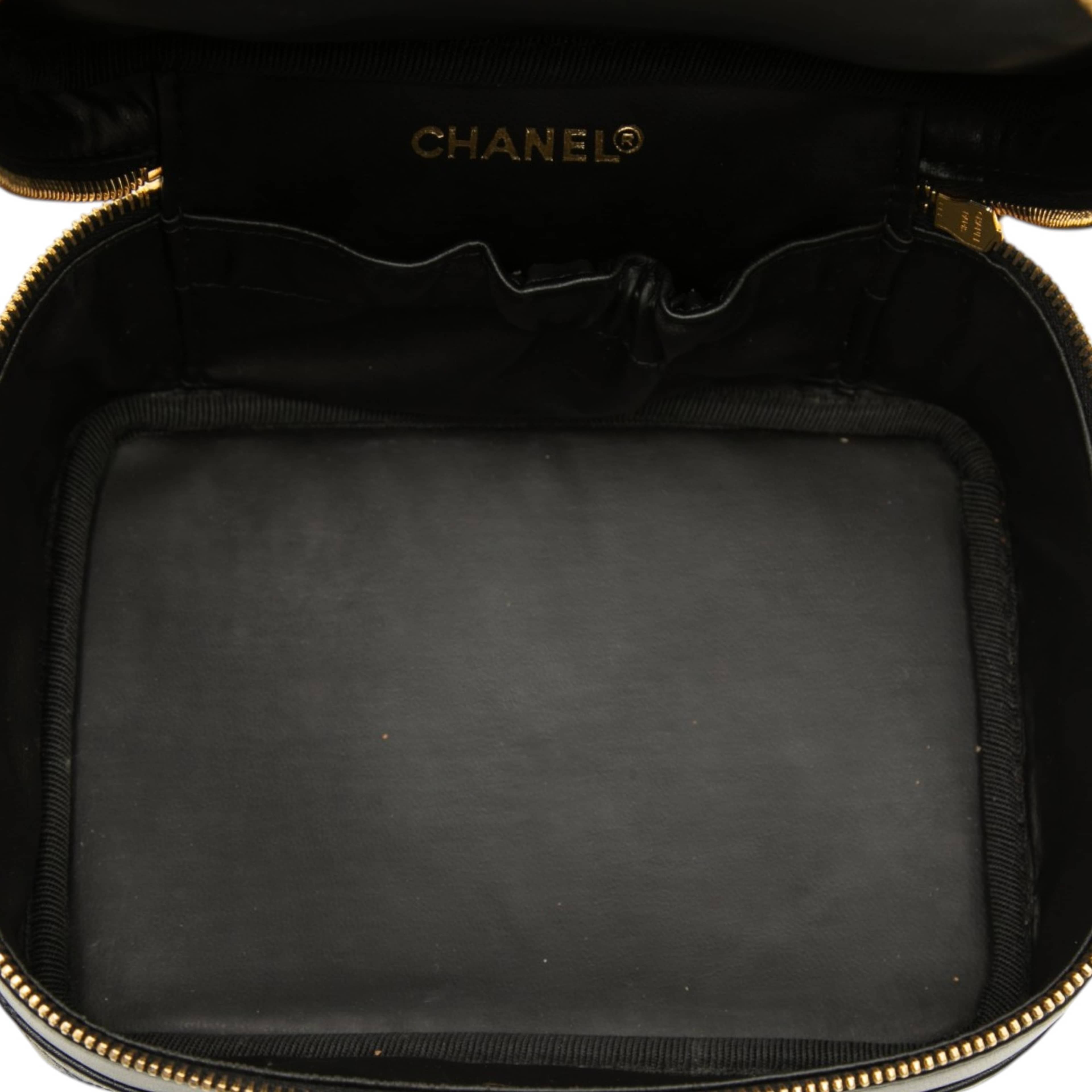 Chanel Cc Quilted Lambskin Vanity Bag, från Luxclusif, i färgen svart. Klicka för att öppna bilden i stort format