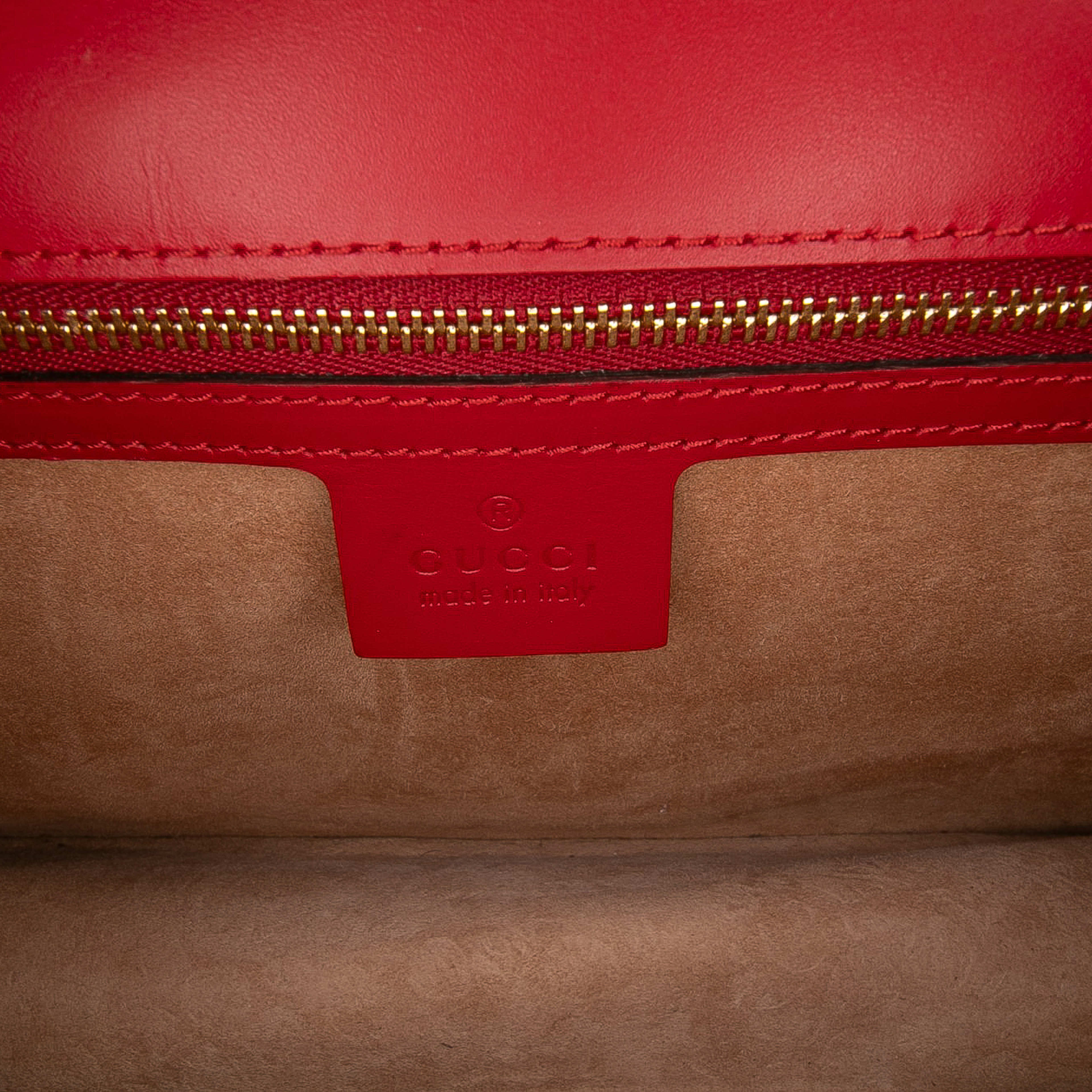 Gucci Small Leather Sylvie Web Satchel, från Luxclusif, i färgen red. Klicka för att öppna bilden i stort format