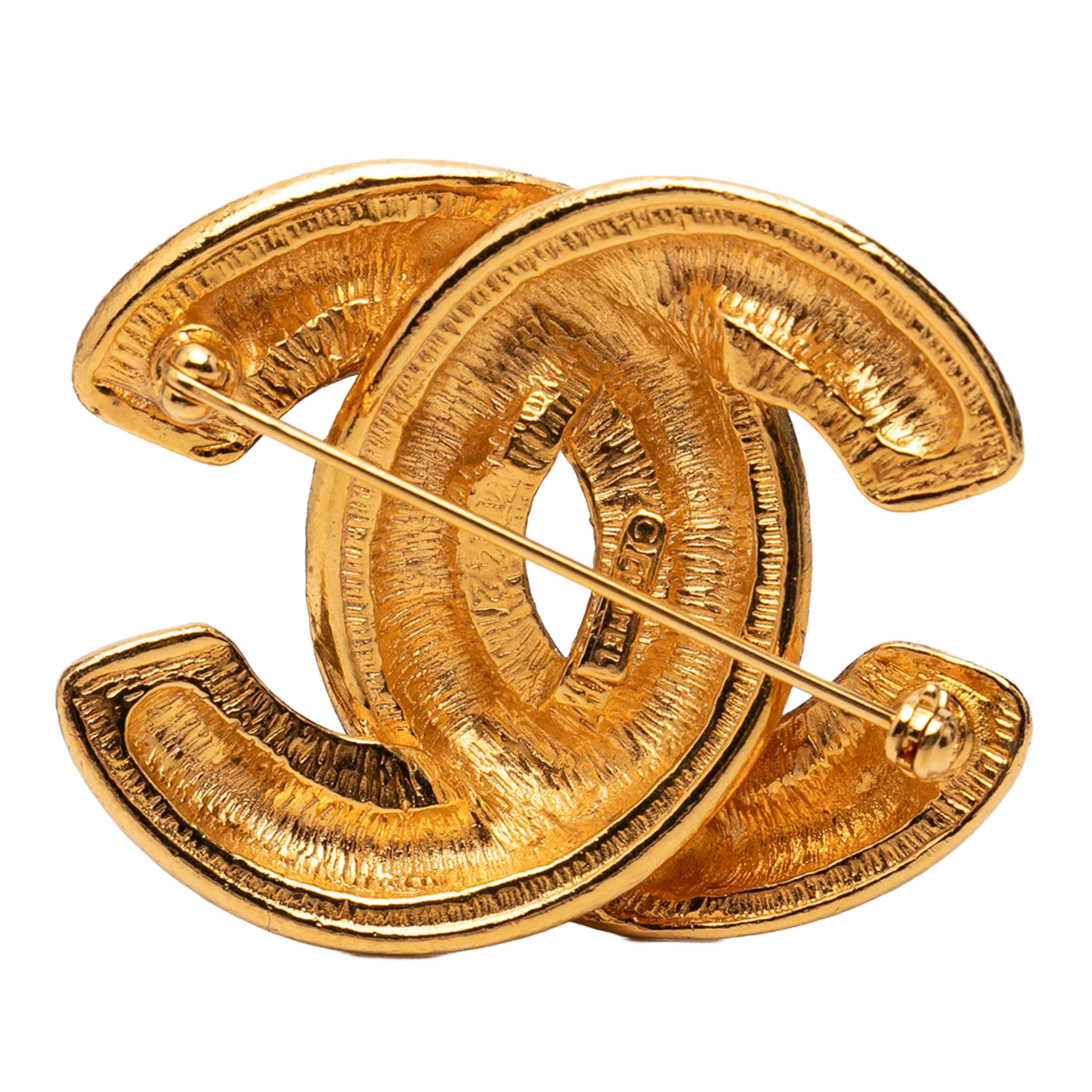 Chanel Cc Gold Plated Quilted Brooch, från Luxclusif, i färgen guld. Klicka för att öppna bilden i stort format