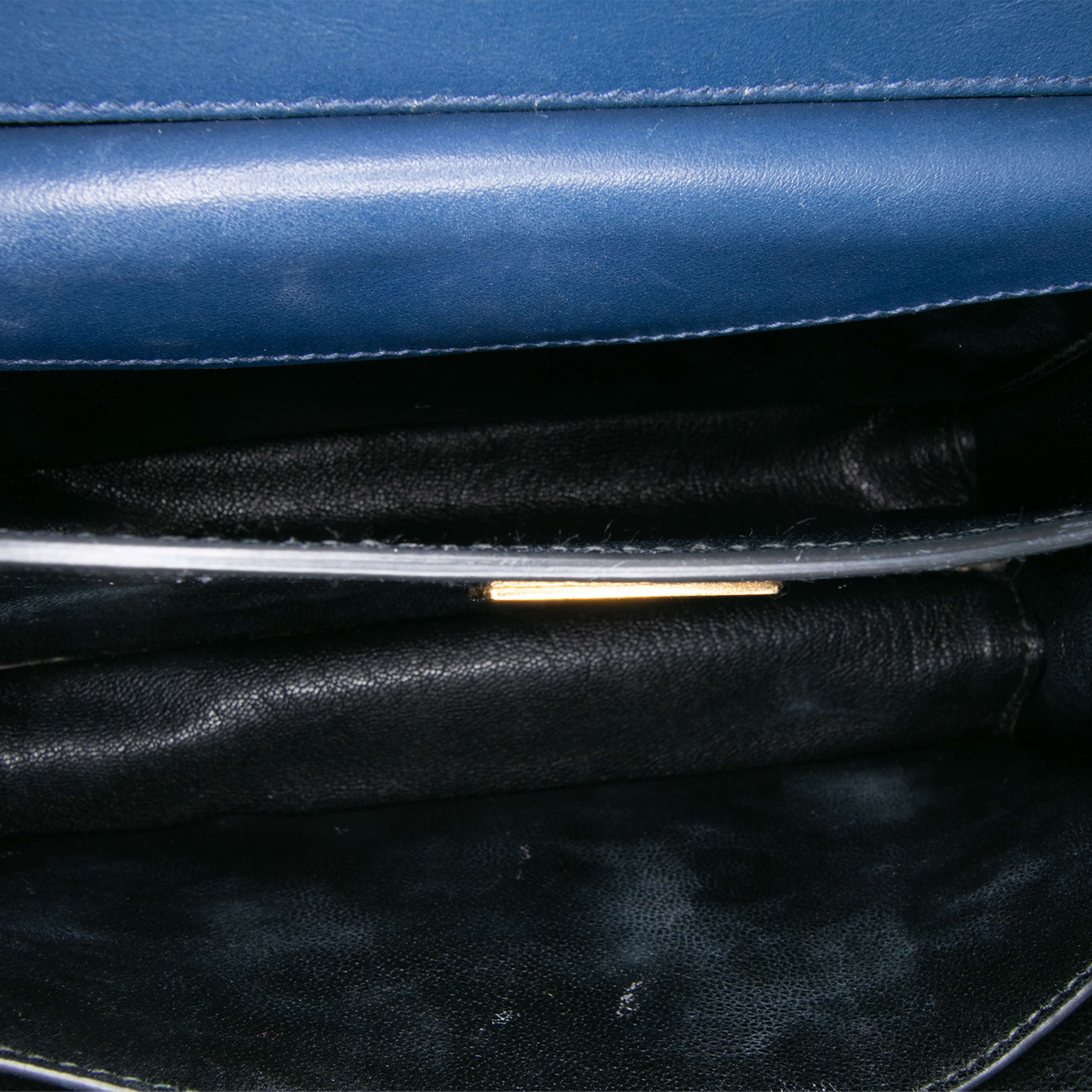 Prada Saffiano Trimmed City Calf Cahier Crossbody, från Luxclusif, i färgen blue. Klicka för att öppna bilden i stort format