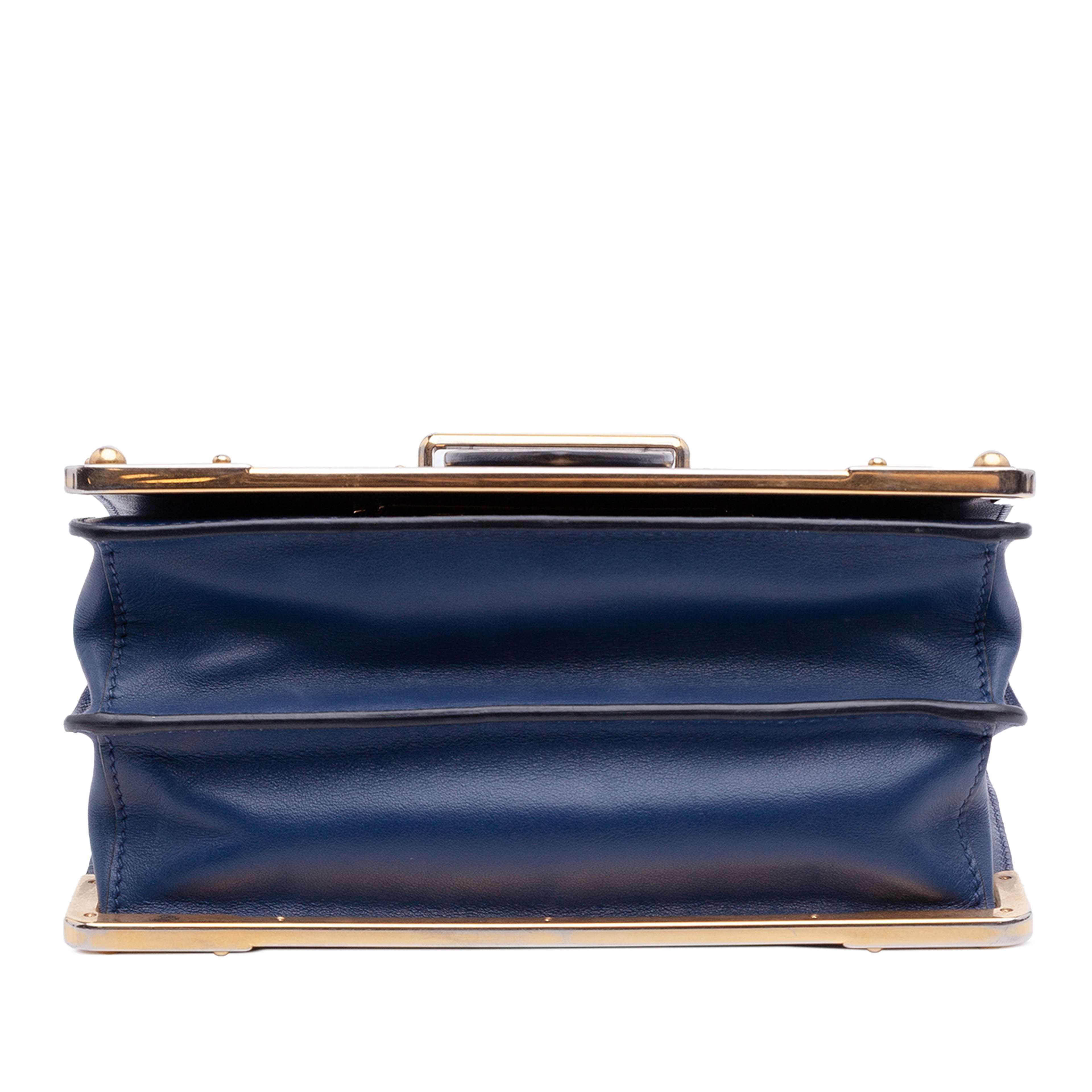 Prada Saffiano Trimmed City Calf Cahier Crossbody, från Luxclusif, i färgen blue. Klicka för att öppna bilden i stort format