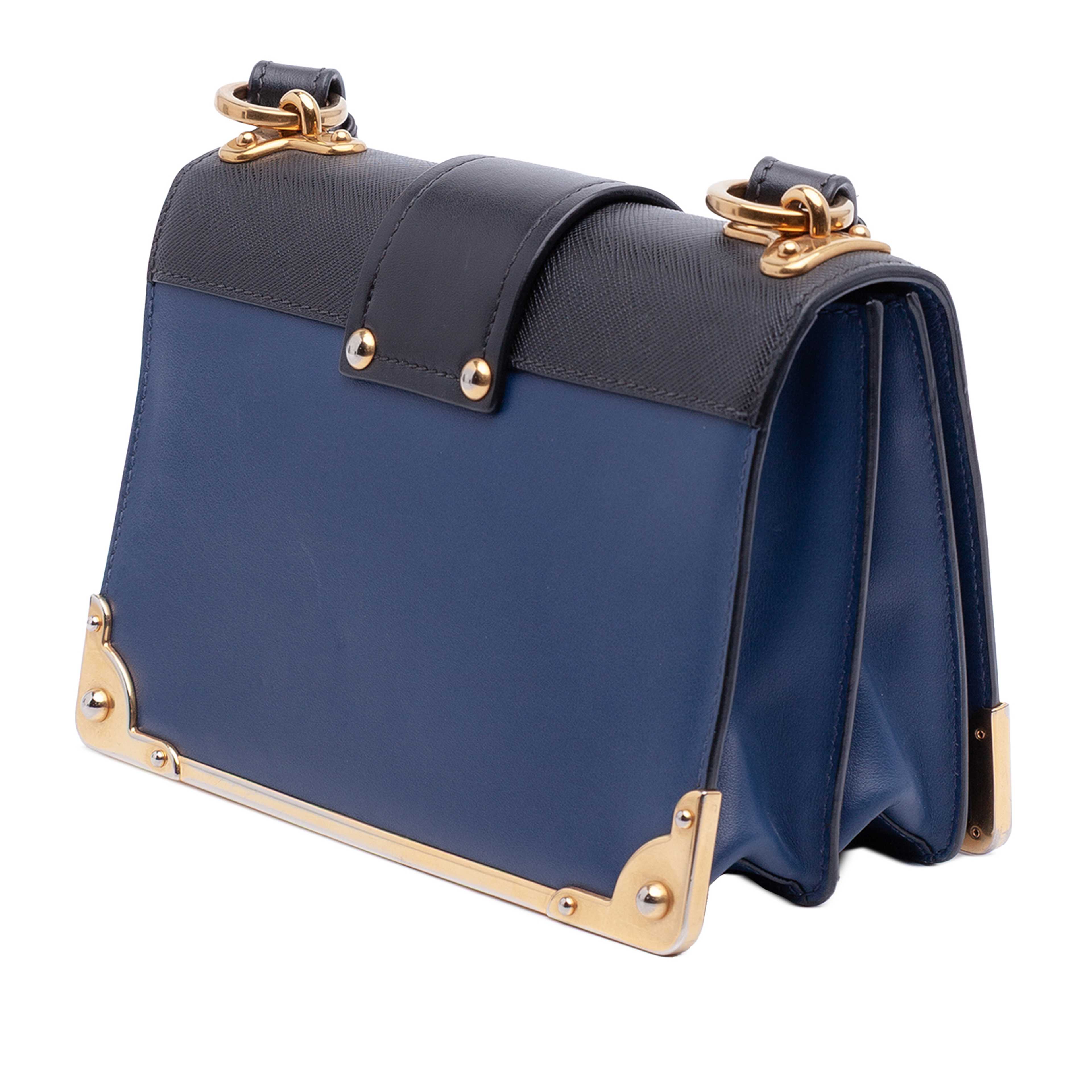 Prada Saffiano Trimmed City Calf Cahier Crossbody, från Luxclusif, i färgen blue. Klicka för att öppna bilden i stort format