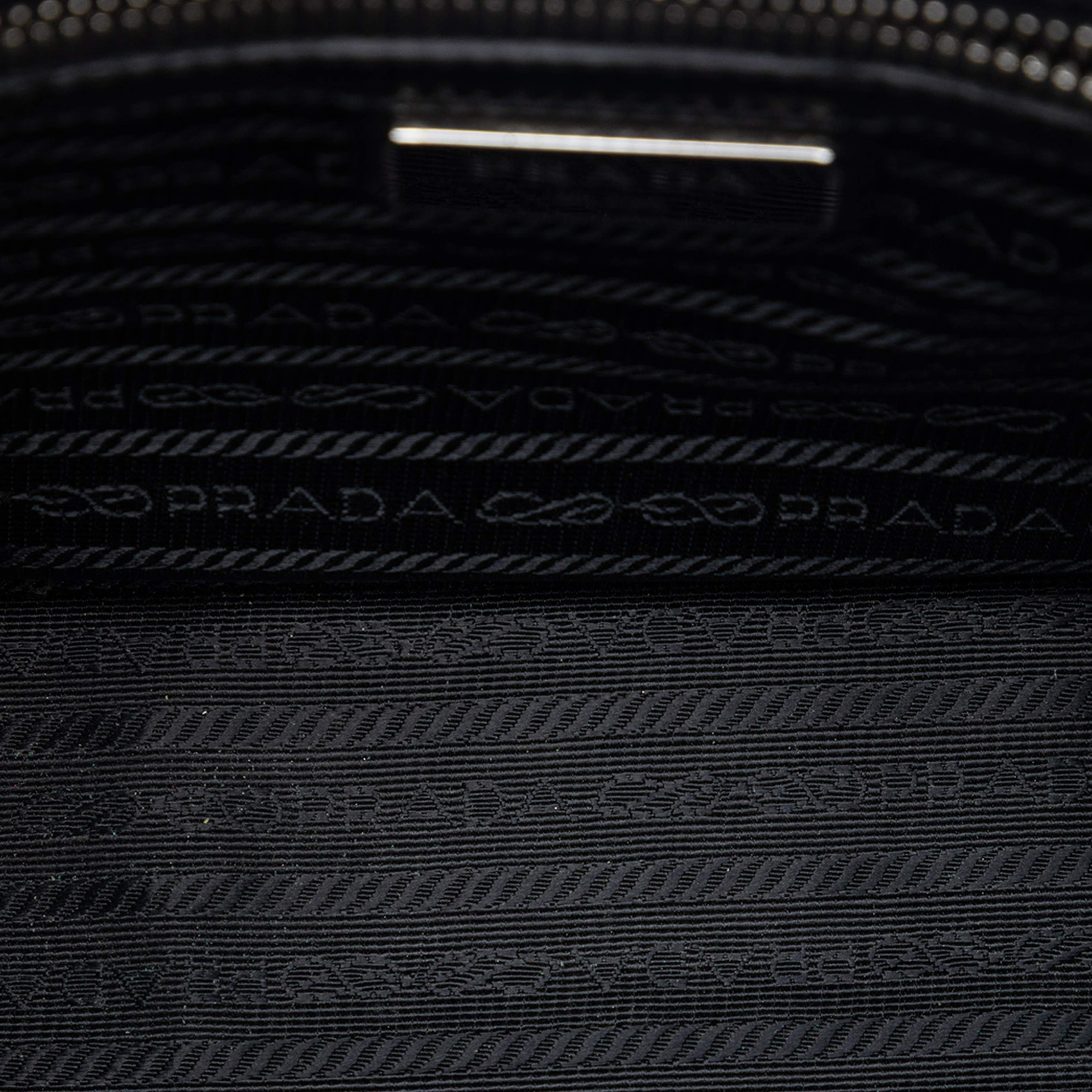 Prada Saffiano Clutch, från Luxclusif, i färgen black. Klicka för att öppna bilden i stort format