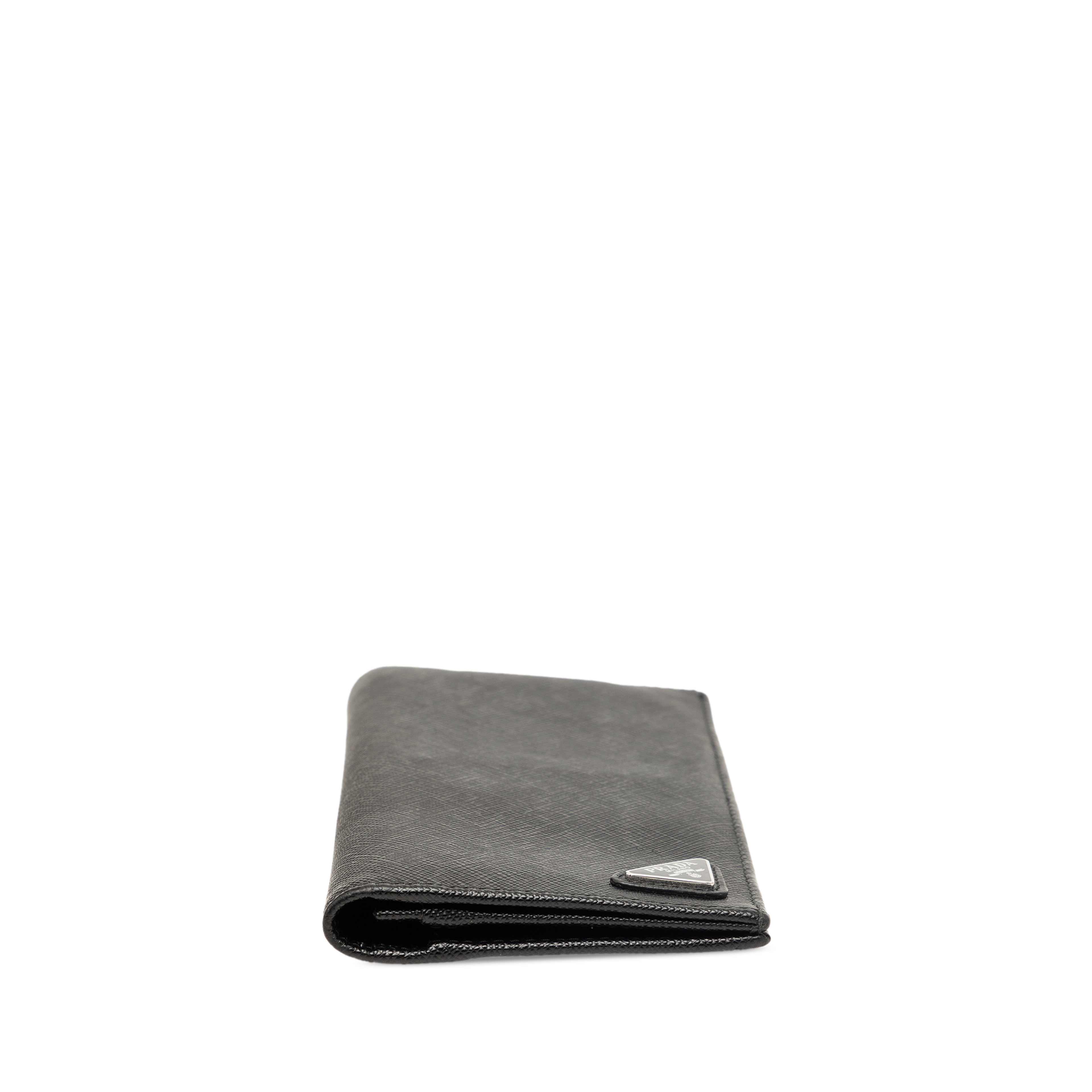 Prada Saffiano Bifold Long Wallet, från Luxclusif, i färgen svart. Klicka för att öppna bilden i stort format
