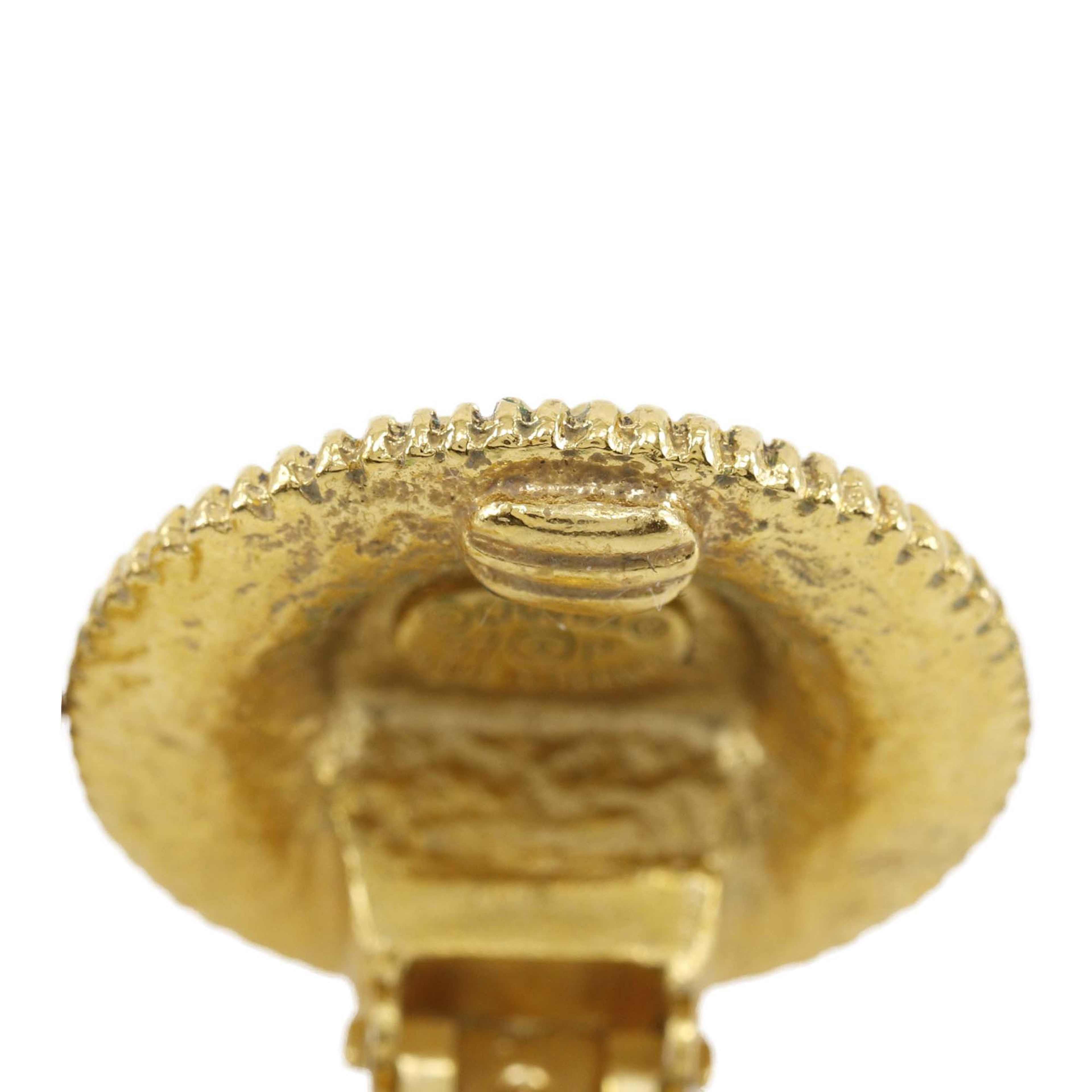 Chanel Cc Gold Plated Medallion Clip On Earrings, från Luxclusif, i färgen guld. Klicka för att öppna bilden i stort format