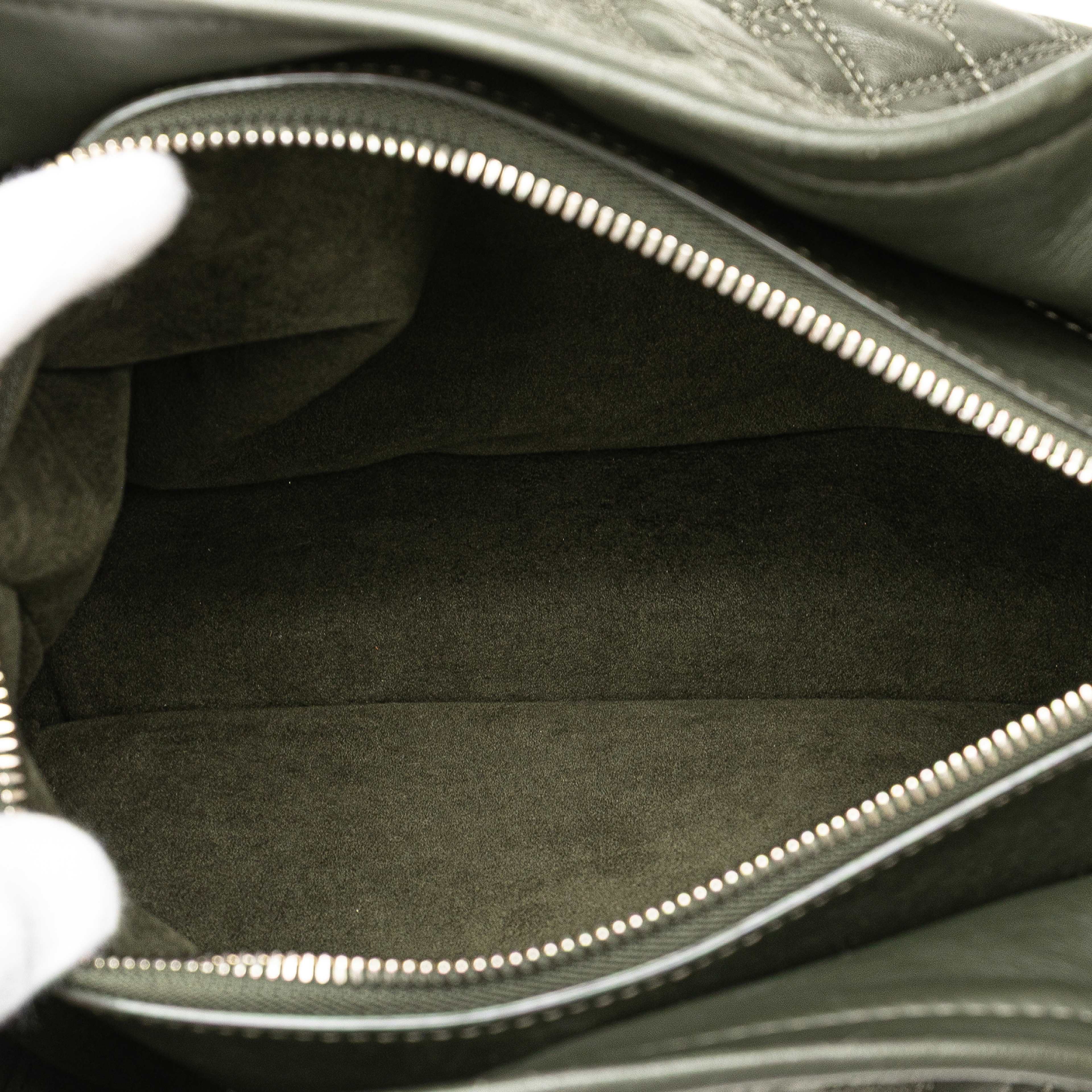 Louis Vuitton Monogram Lambskin Antheia Lilia Pm, från Luxclusif, i färgen dark green. Klicka för att öppna bilden i stort format