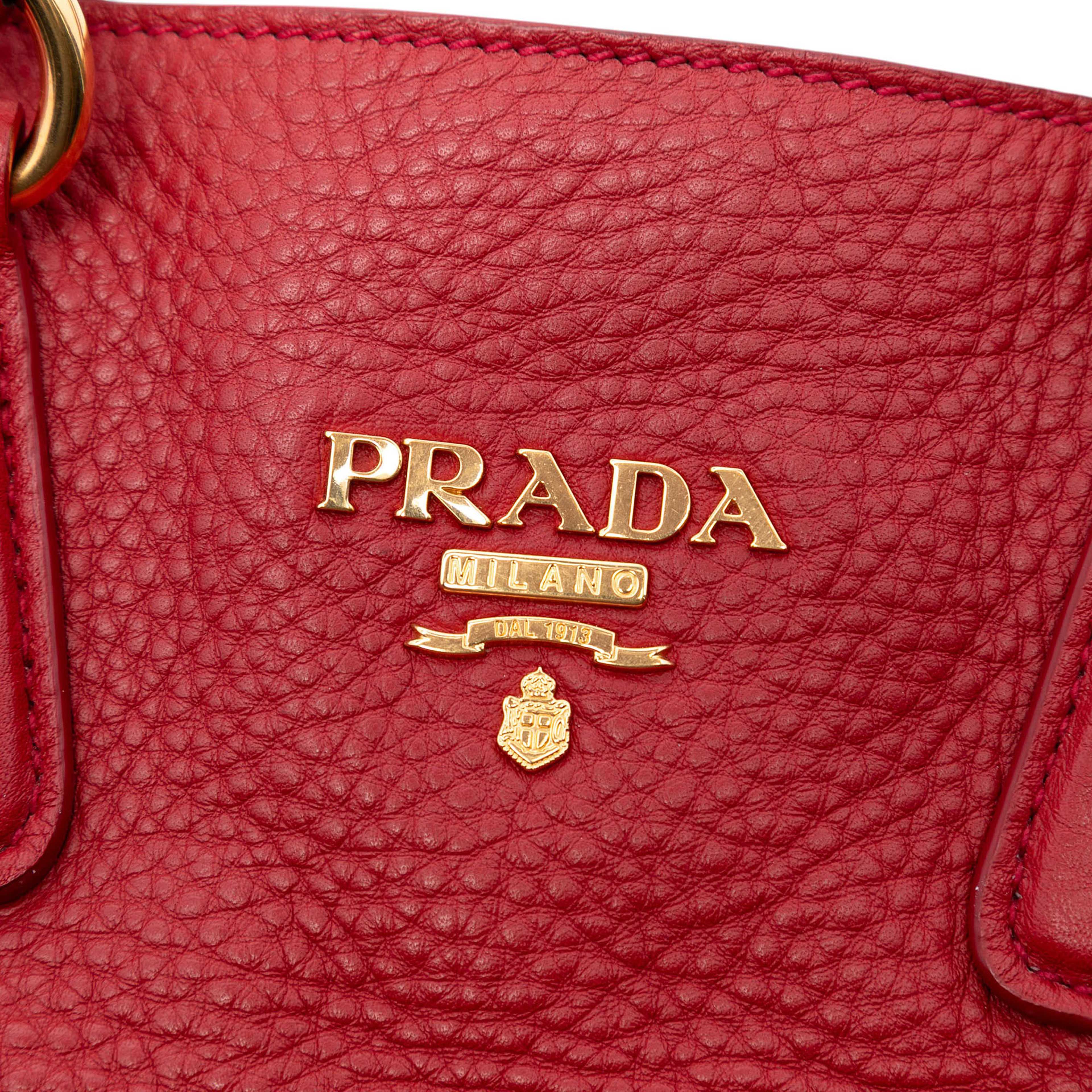 Prada Vitello Daino Side Zip Shopper Tote, från Luxclusif, i färgen red. Klicka för att öppna bilden i stort format