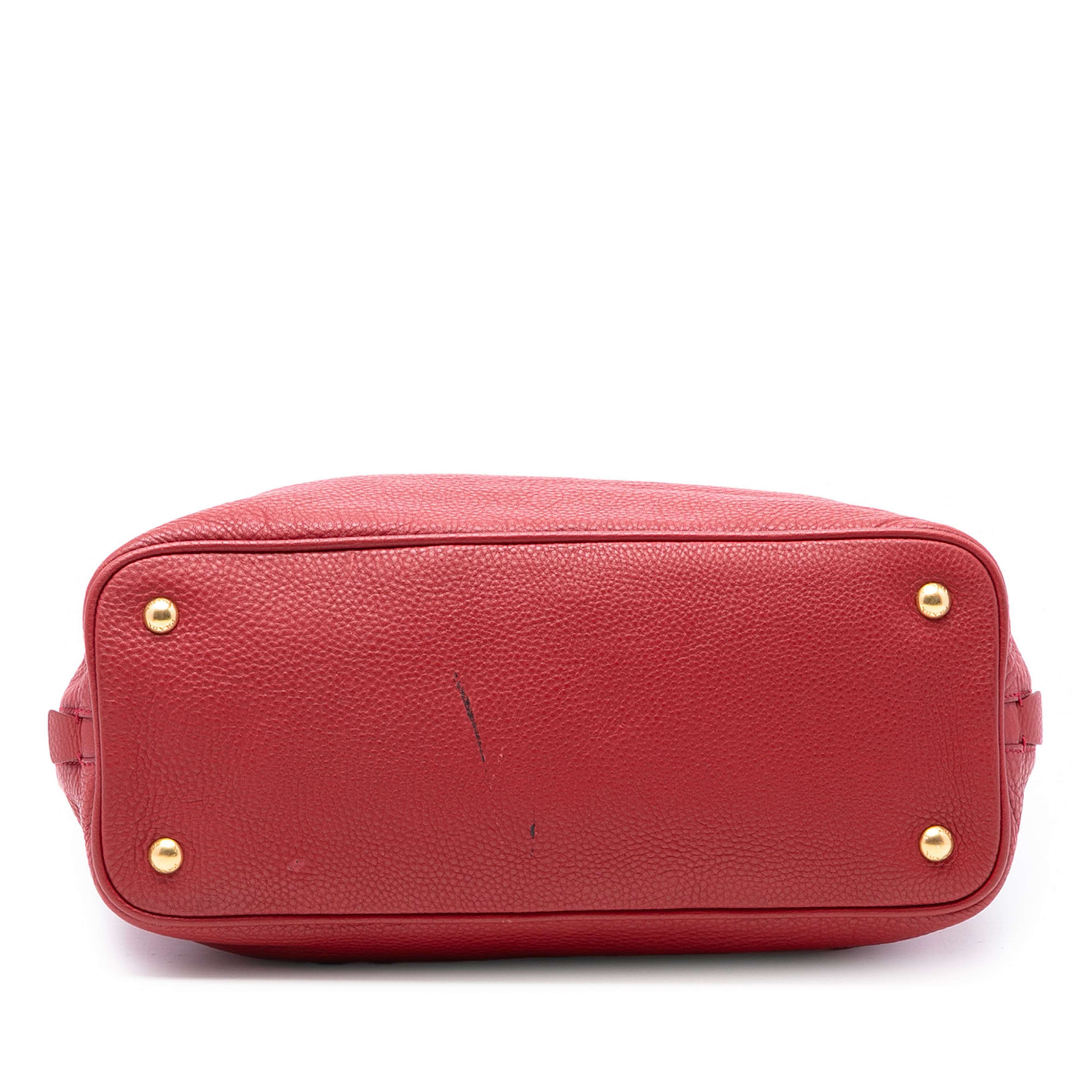 Prada Vitello Daino Side Zip Shopper Tote, från Luxclusif, i färgen röd. Klicka för att öppna bilden i stort format