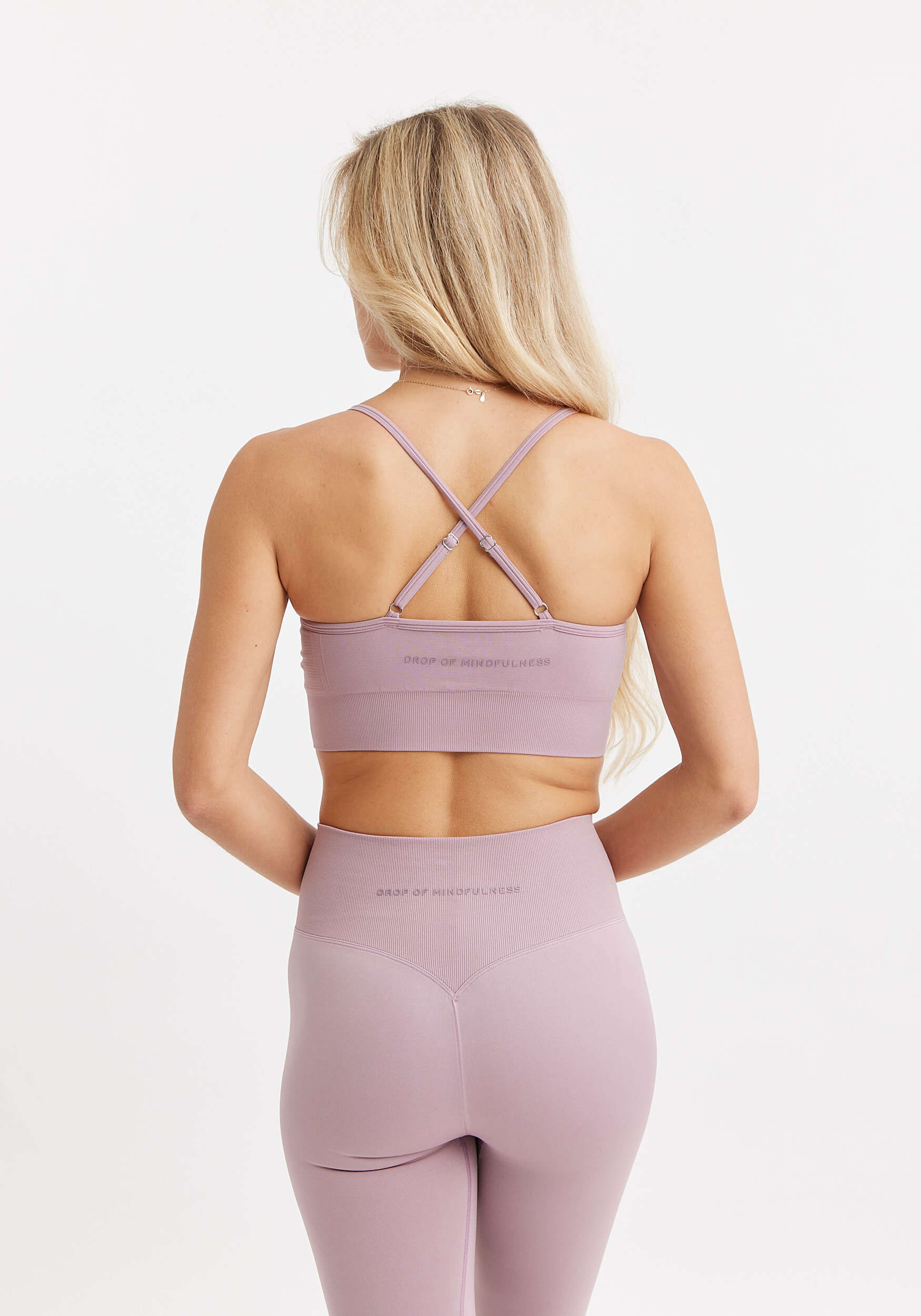 Signature Seamless Bra, från Drop of Mindfulness, i färgen luxe purple. Klicka för att öppna bilden i stort format