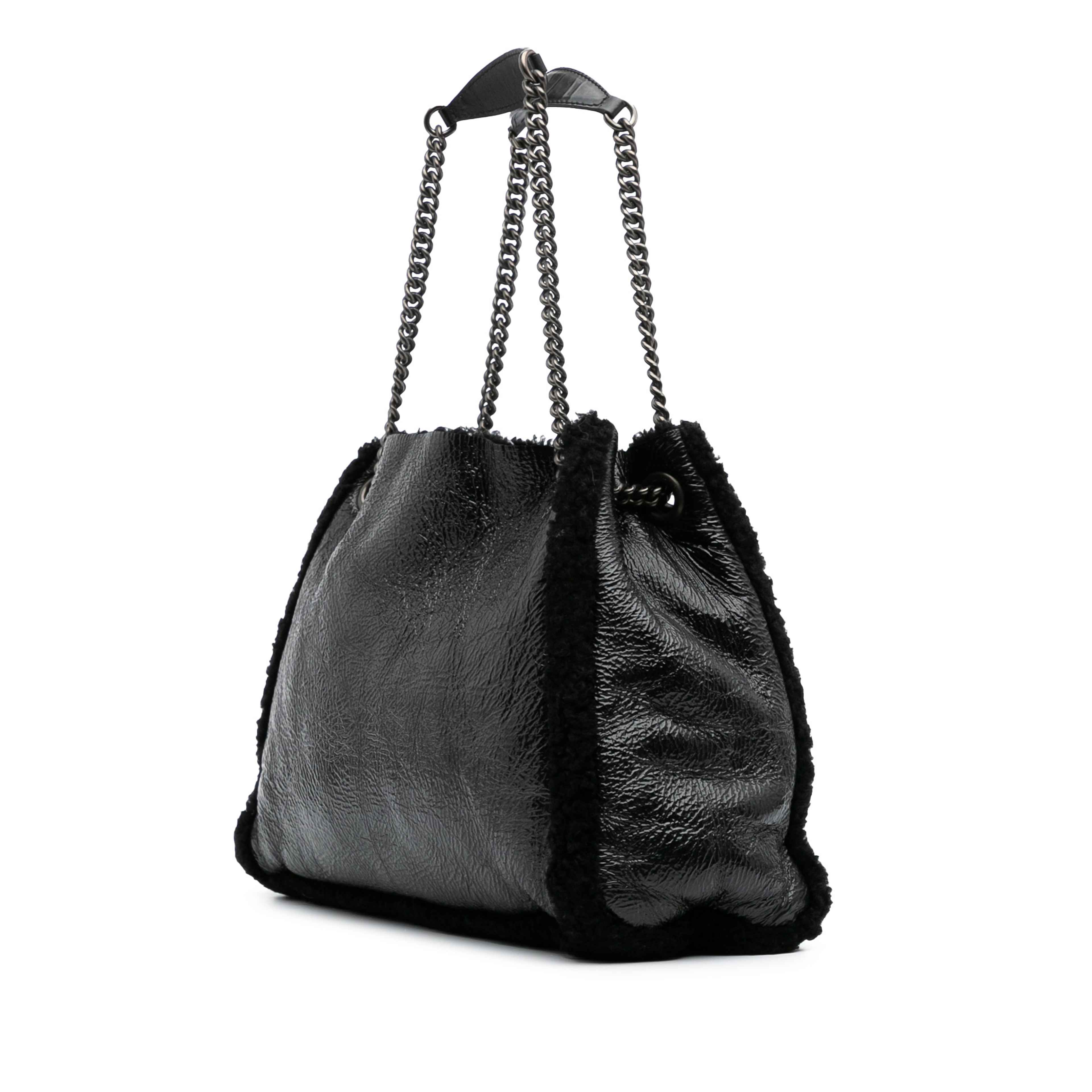 Gucci Medium Patent Shearling Soho Chain Tote, från Luxclusif, i färgen black.