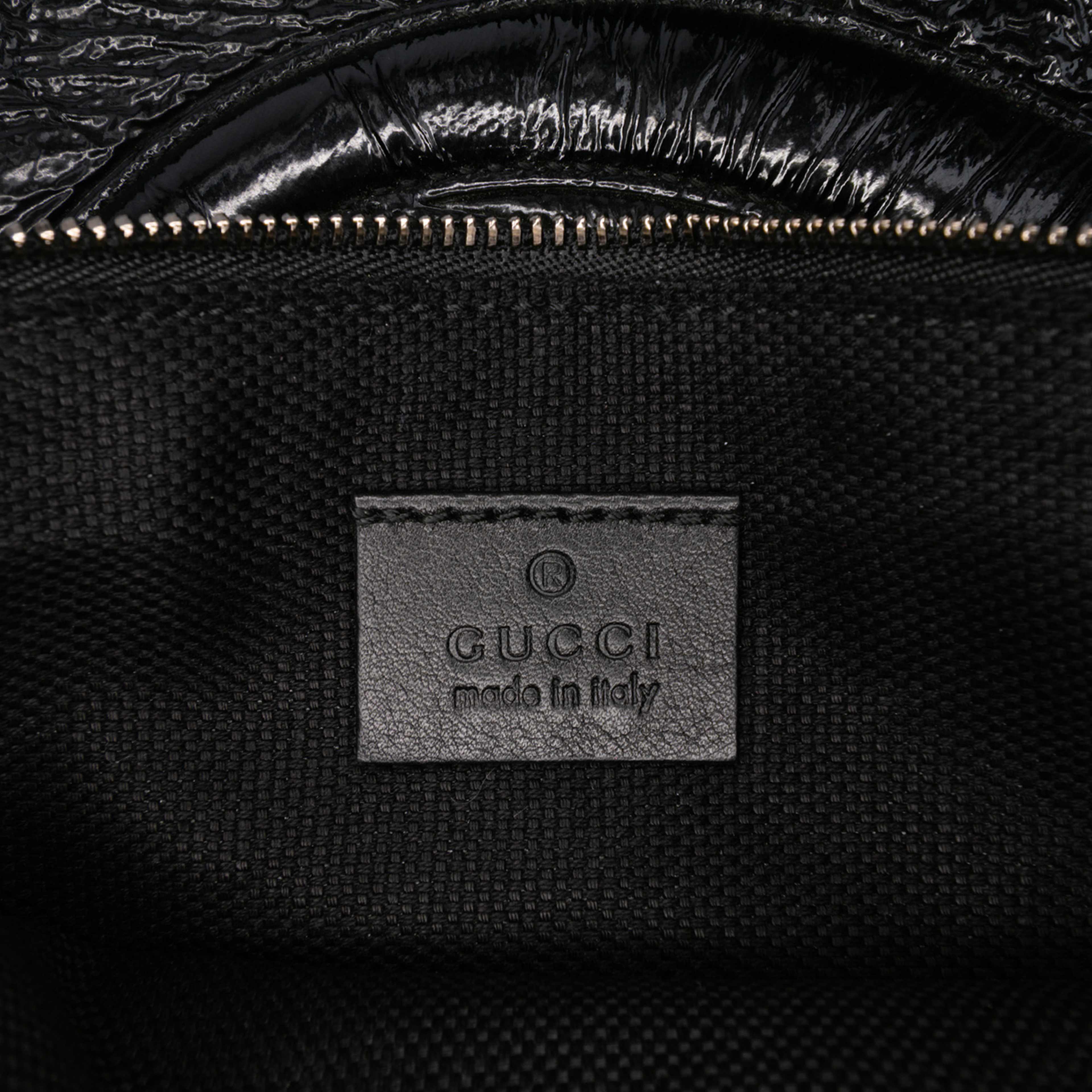Gucci Medium Patent Shearling Soho Chain Tote, från Luxclusif, i färgen black.