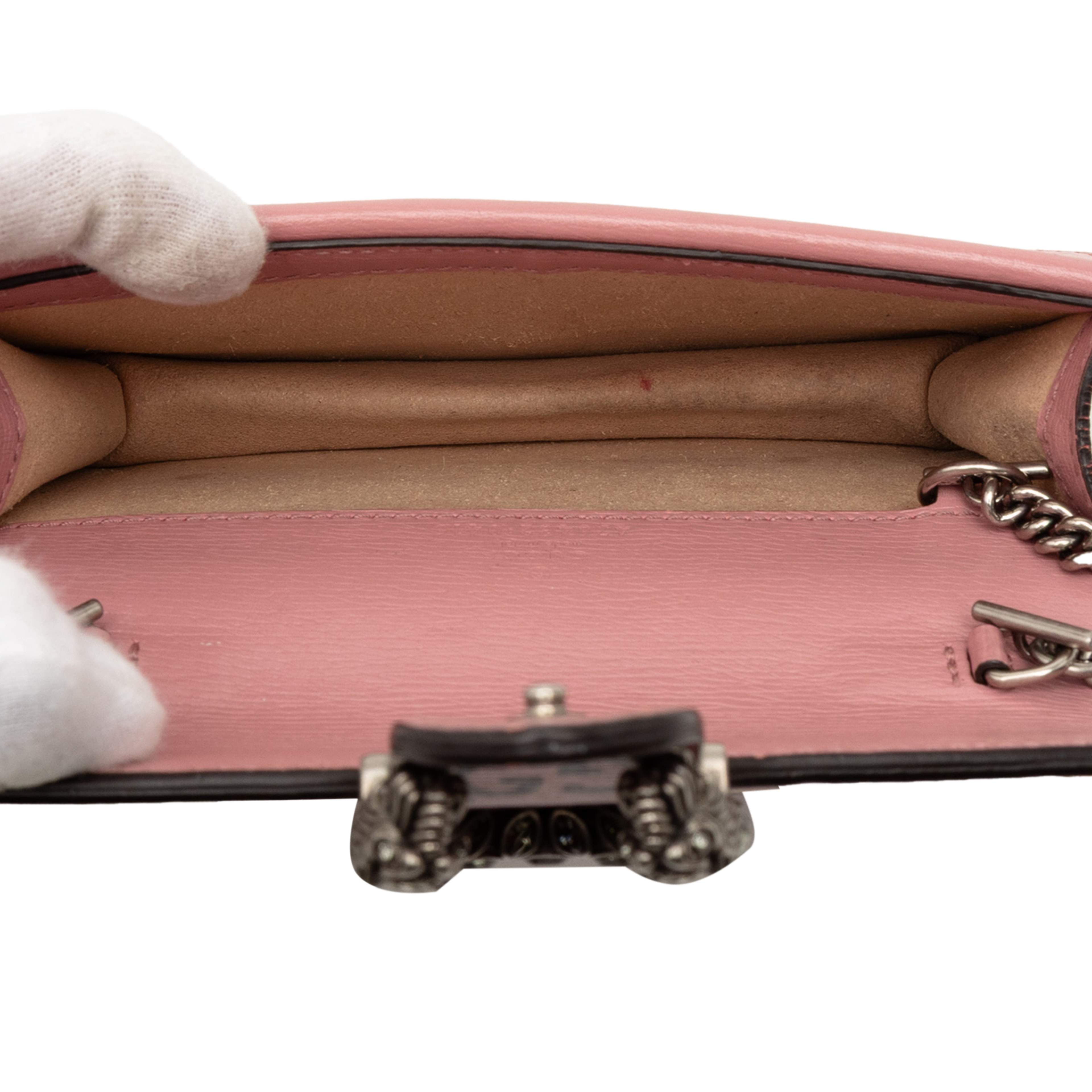 Gucci Mini Textured Leather Valentines Day Dionysus Crossbody, från Luxclusif, i färgen pink. Klicka för att öppna bilden i stort format
