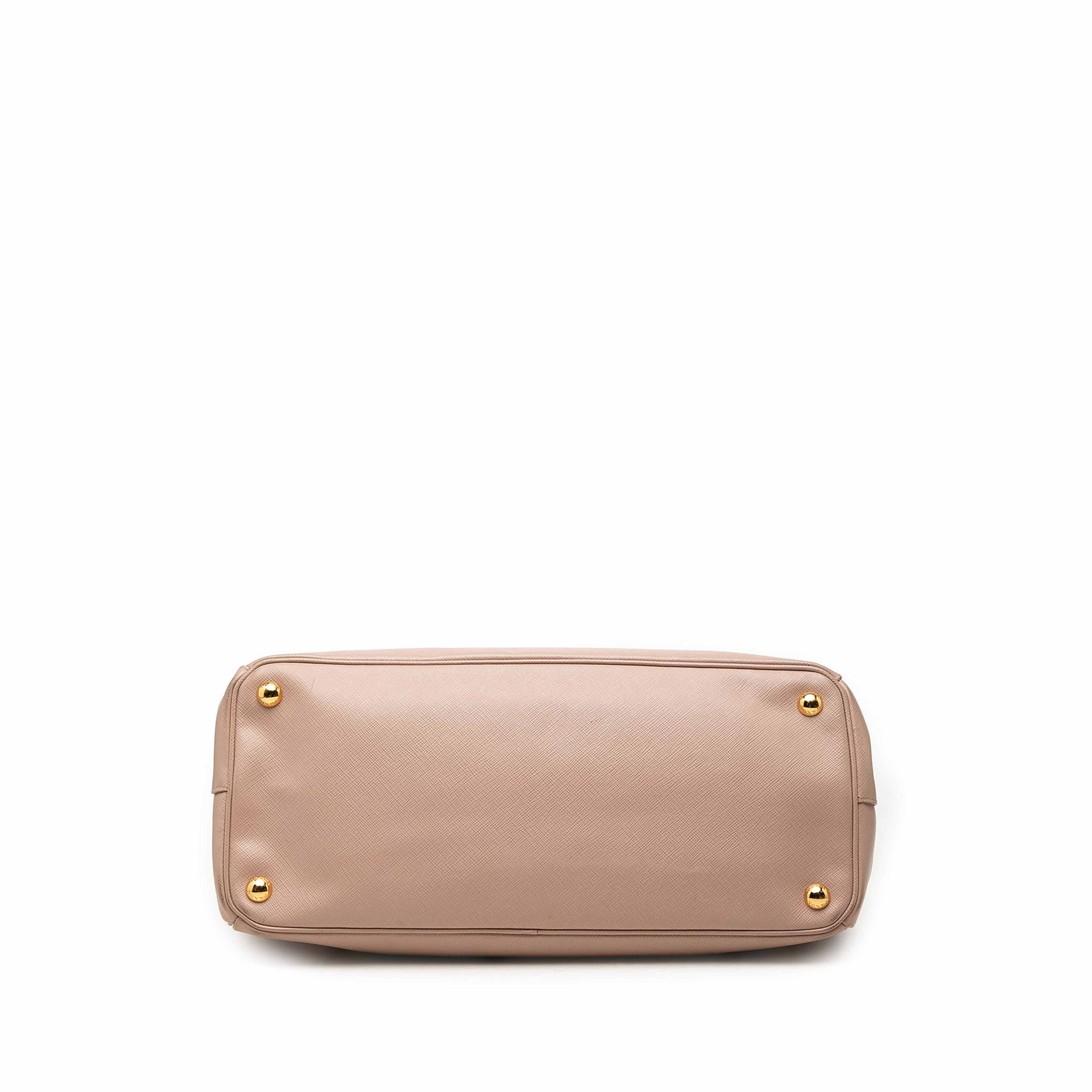 Prada Medium Saffiano Lux Galleria Double Zip Satchel, från Luxclusif, i färgen beige. Klicka för att öppna bilden i stort format