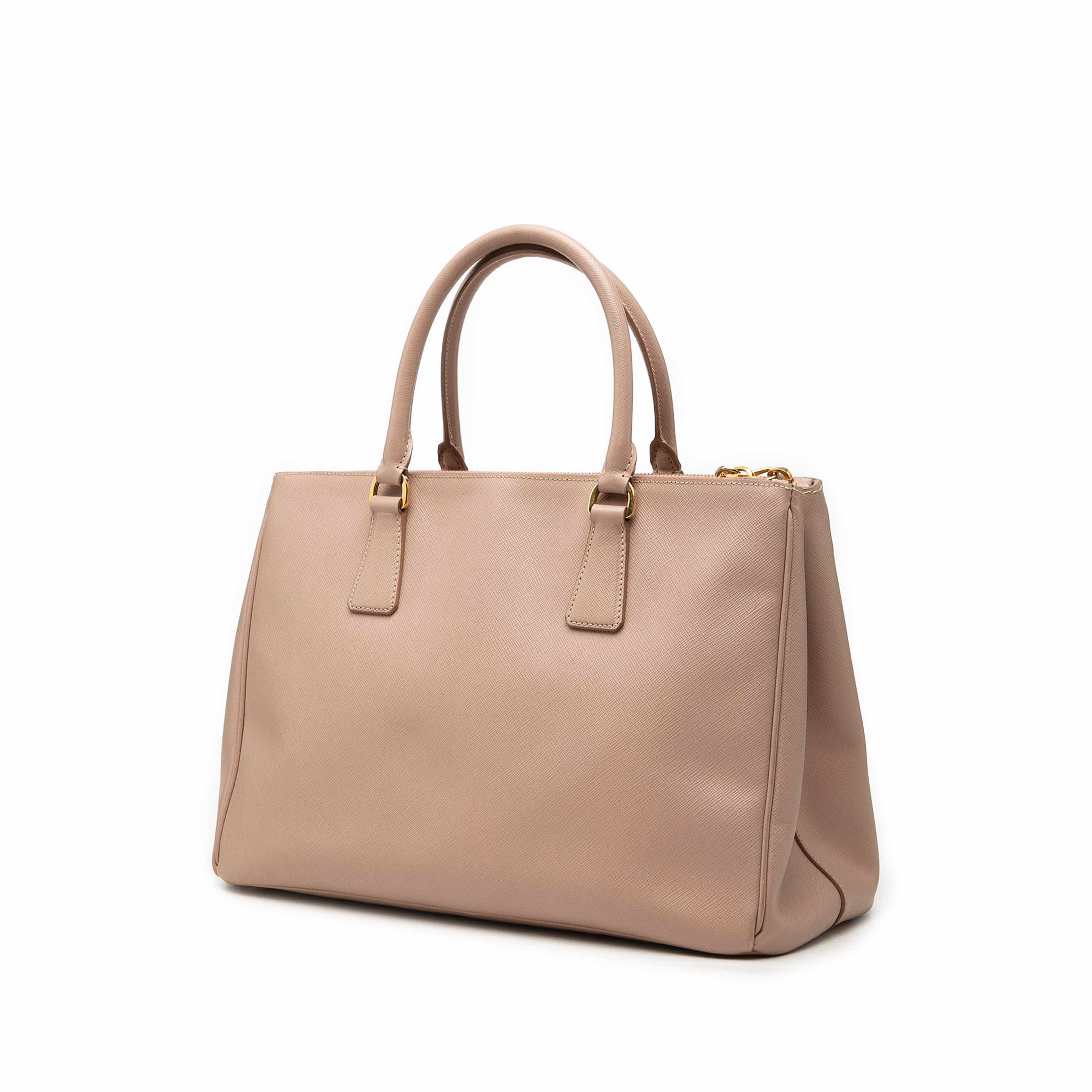 Prada Medium Saffiano Lux Galleria Double Zip Satchel, från Luxclusif, i färgen beige. Klicka för att öppna bilden i stort format