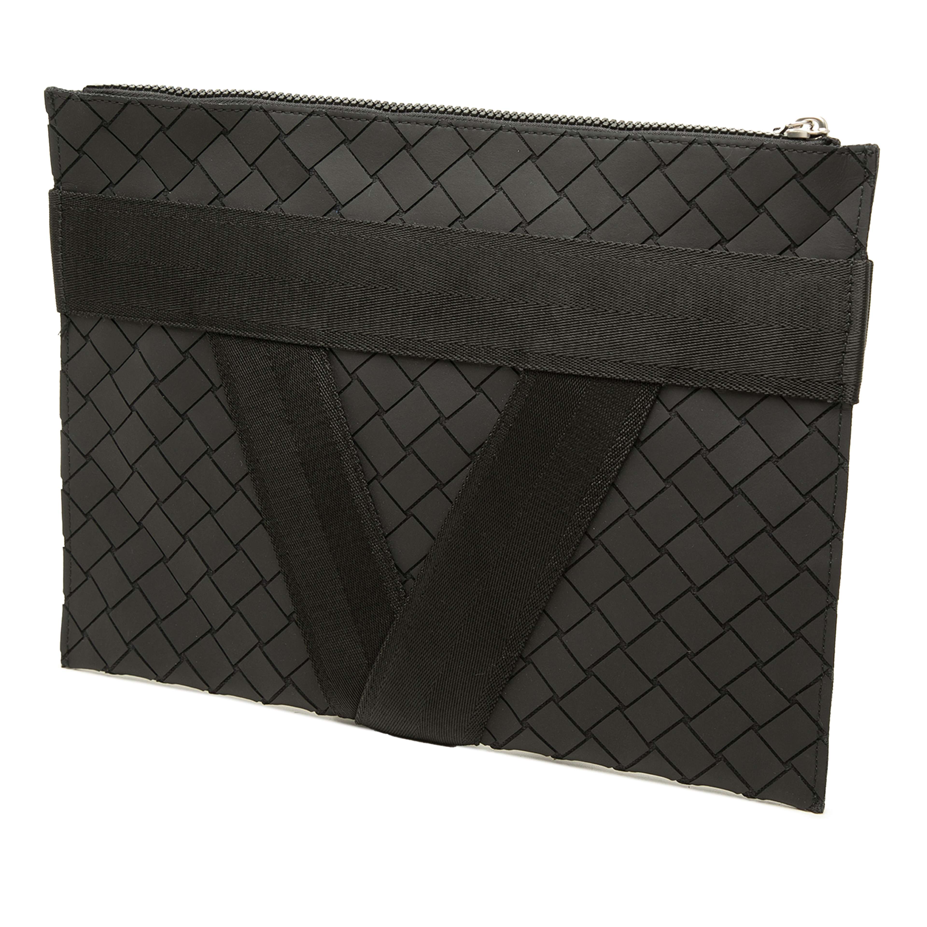 Bottega Veneta Rubber Intrecciato Clutch, från Luxclusif, i färgen svart. Klicka för att öppna bilden i stort format
