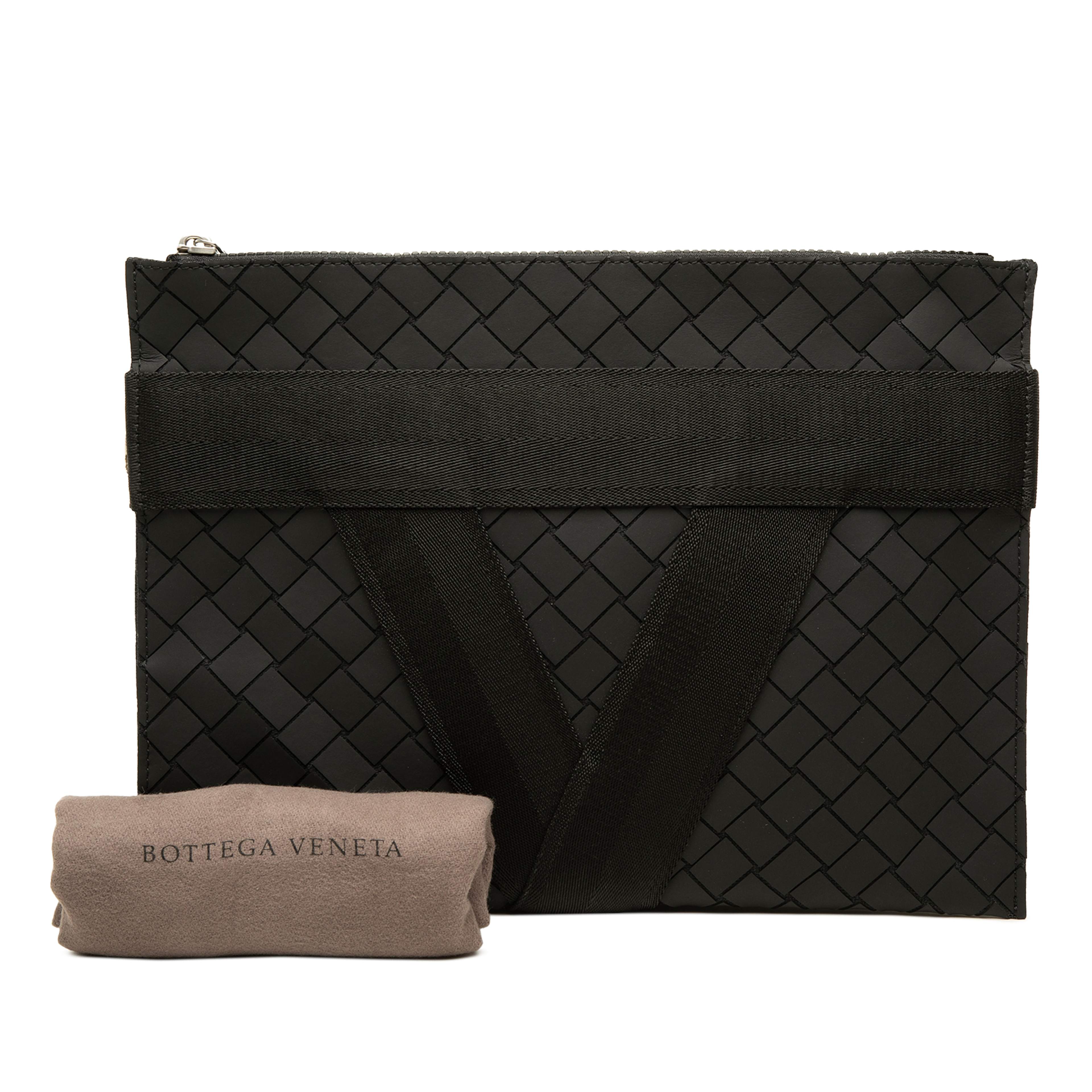 Bottega Veneta Rubber Intrecciato Clutch, från Luxclusif, i färgen svart. Klicka för att öppna bilden i stort format
