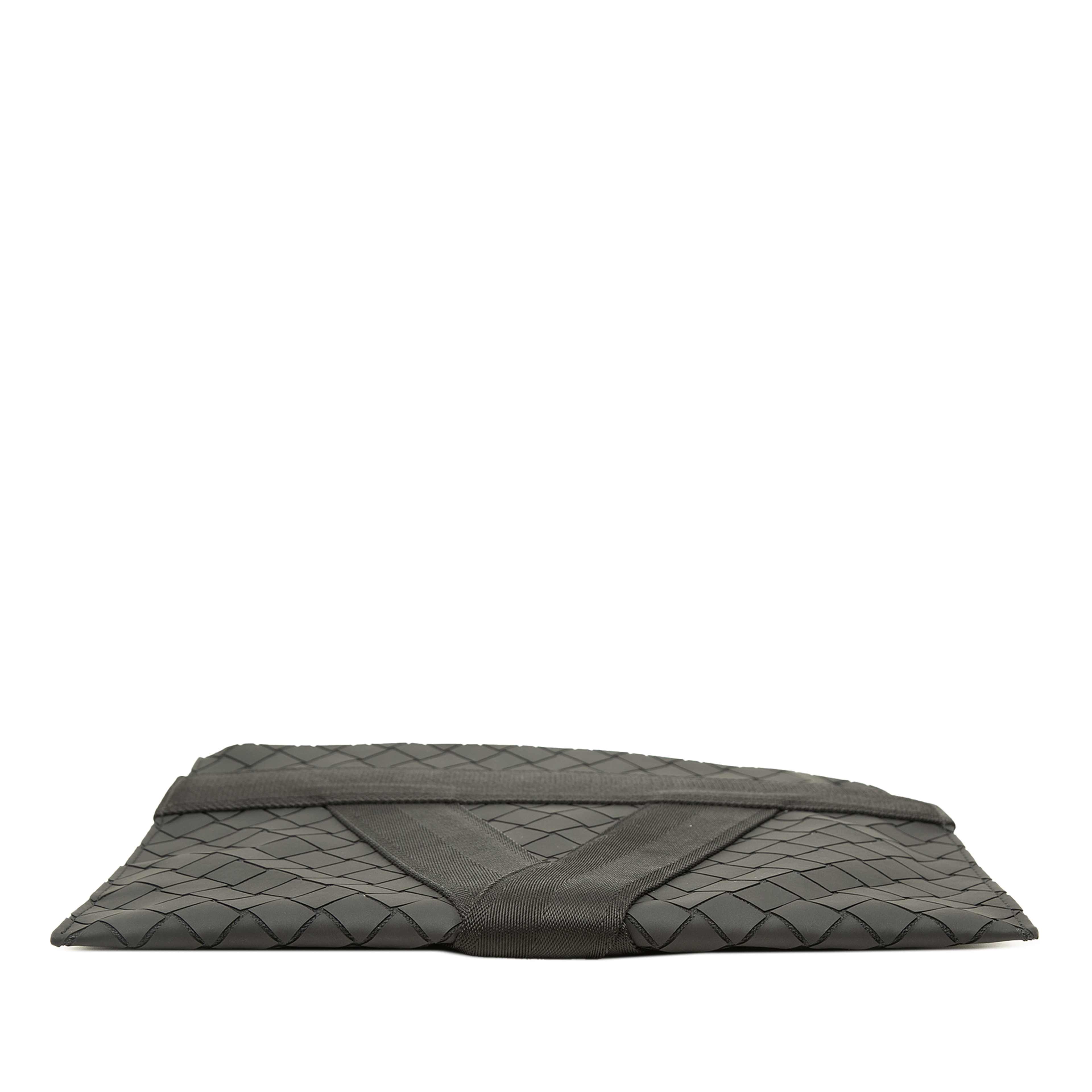 Bottega Veneta Rubber Intrecciato Clutch, från Luxclusif, i färgen svart. Klicka för att öppna bilden i stort format