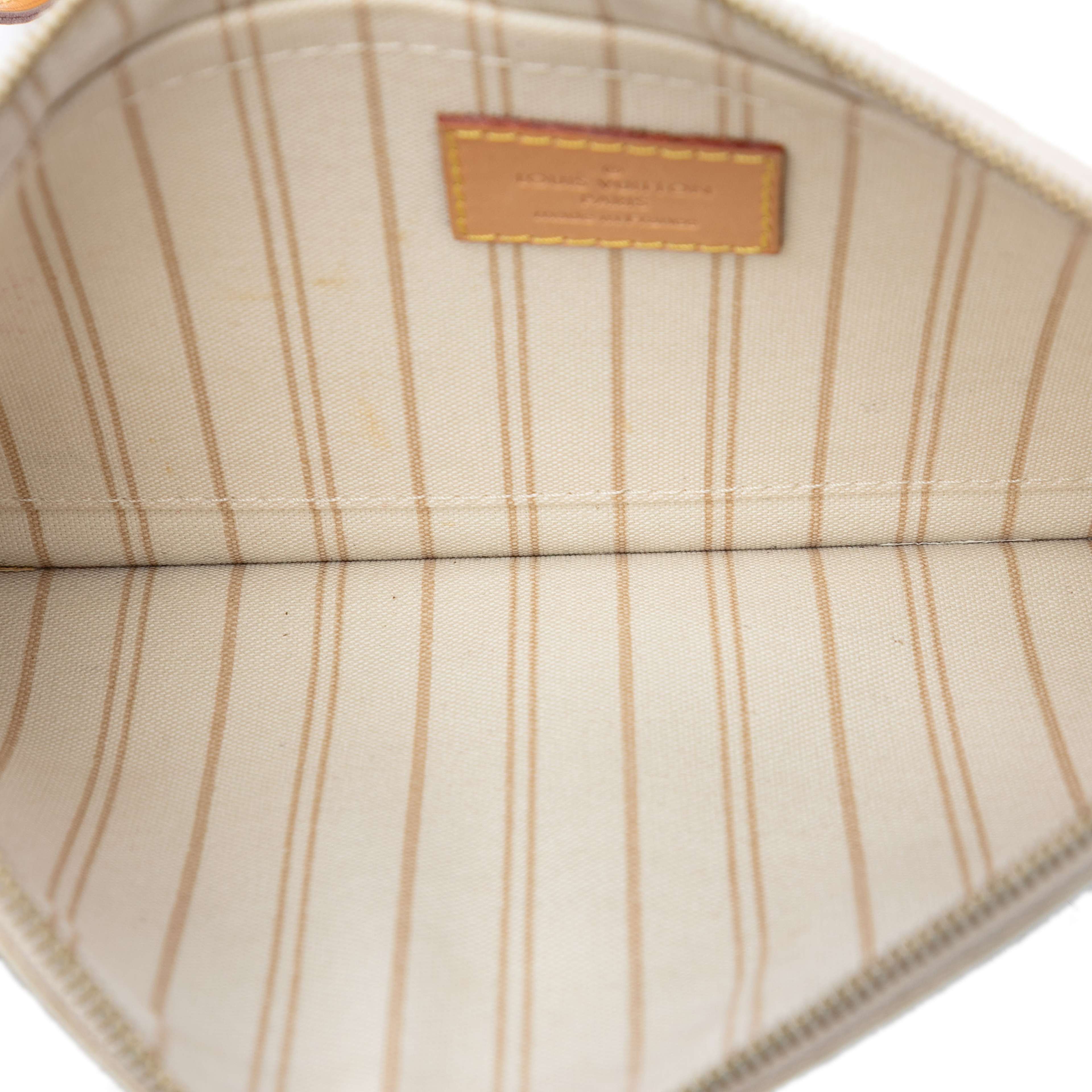 Louis Vuitton Damier Azur Neverfull Mm Pouch, från Luxclusif, i färgen white. Klicka för att öppna bilden i stort format