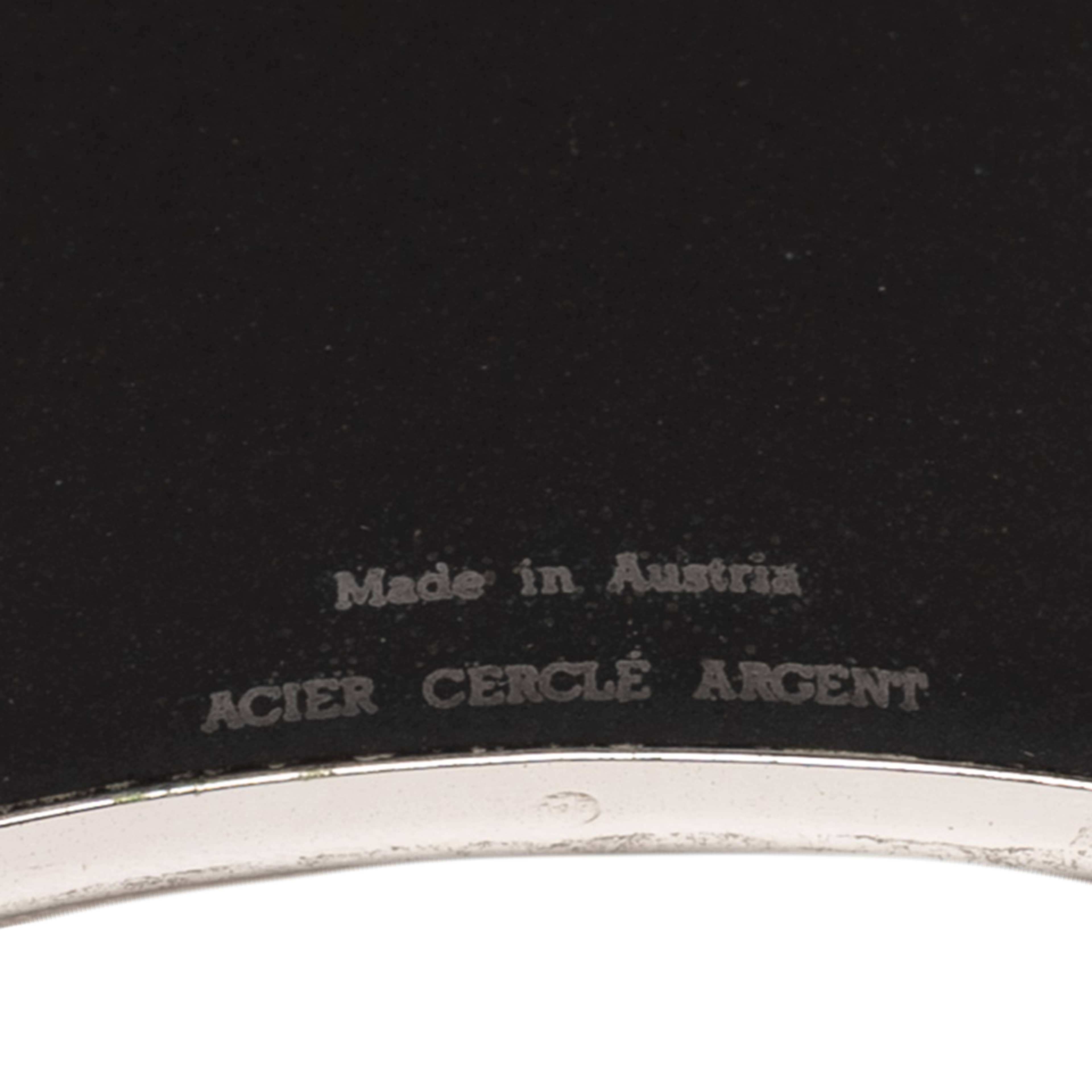 Hermès Extra Wide Grand Apparat Enamel Bangle 65, från Luxclusif, i färgen black. Klicka för att öppna bilden i stort format