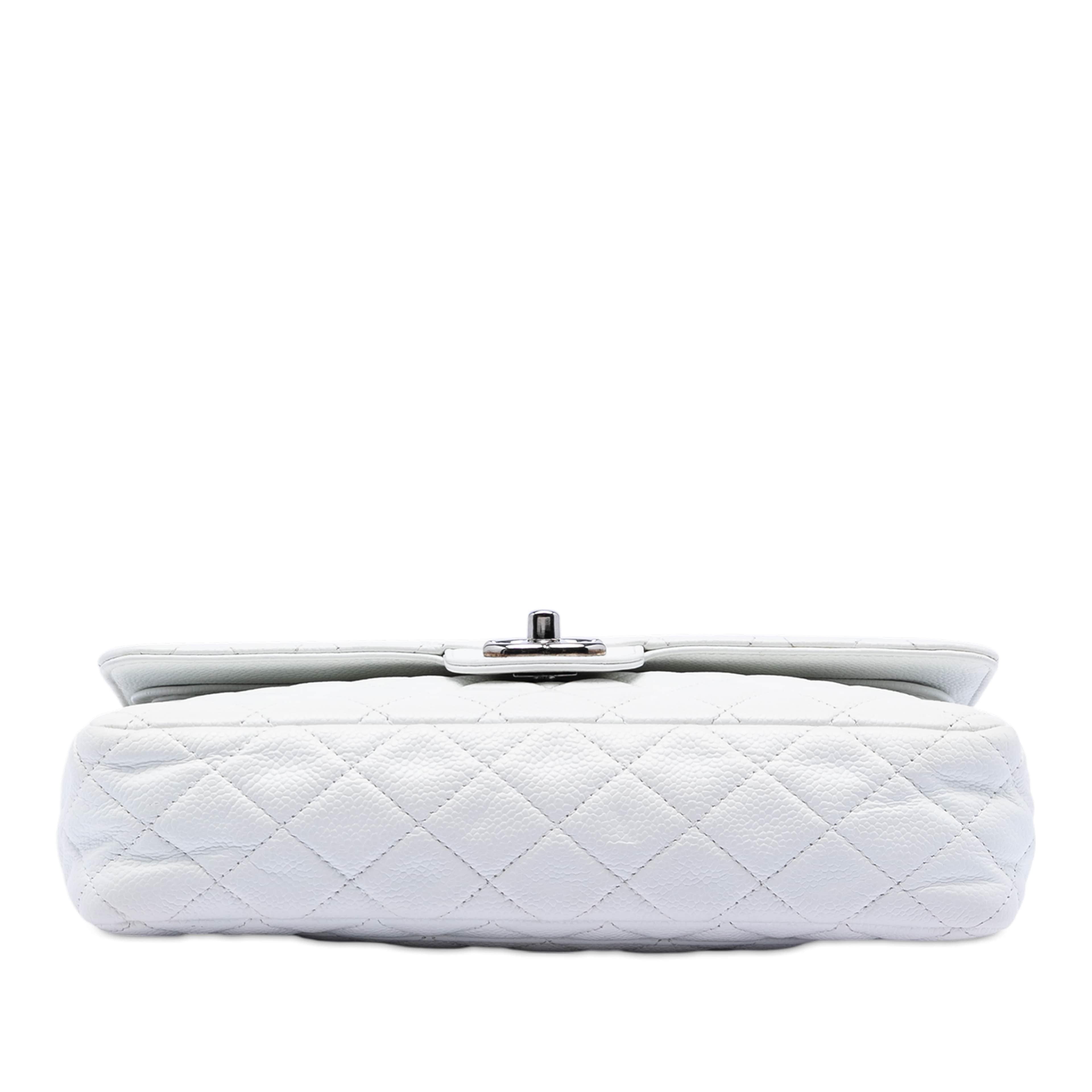 Chanel Medium Classic Caviar Double Flap, från Luxclusif, i färgen white. Klicka för att öppna bilden i stort format