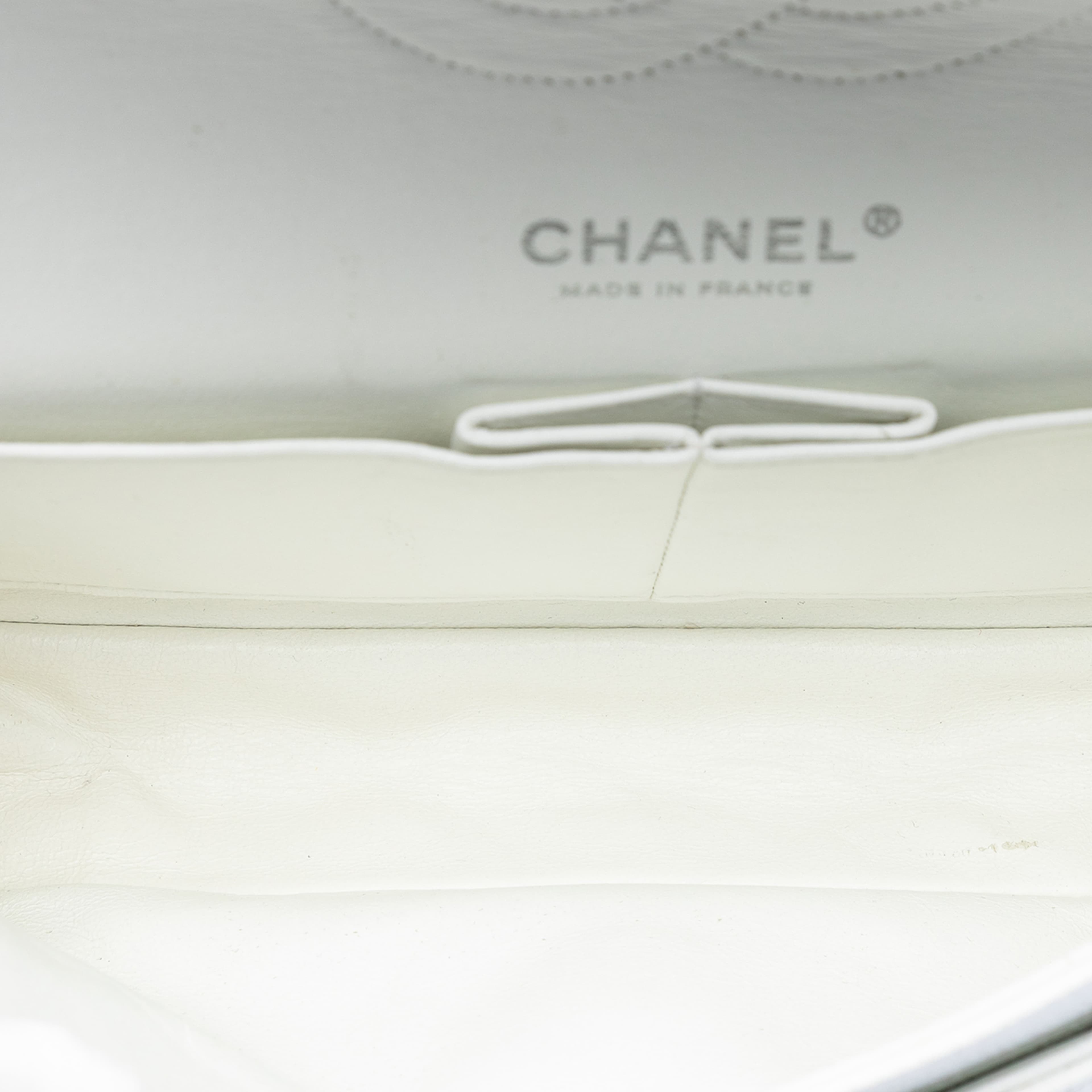 Chanel Medium Classic Caviar Double Flap, från Luxclusif, i färgen white. Klicka för att öppna bilden i stort format