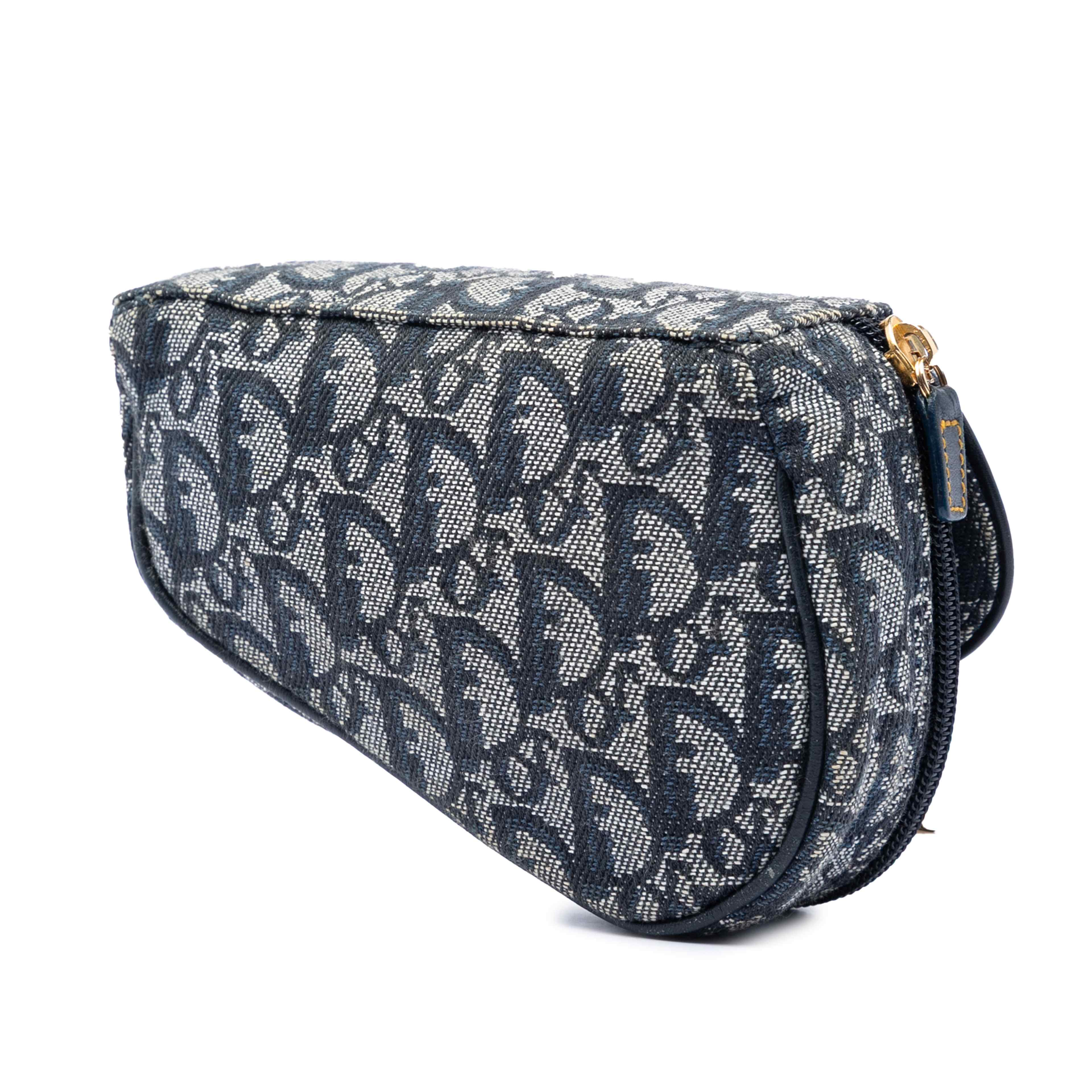 Dior Diorissimo Canvas Saddle Pouch, från Luxclusif, i färgen blå. Klicka för att öppna bilden i stort format