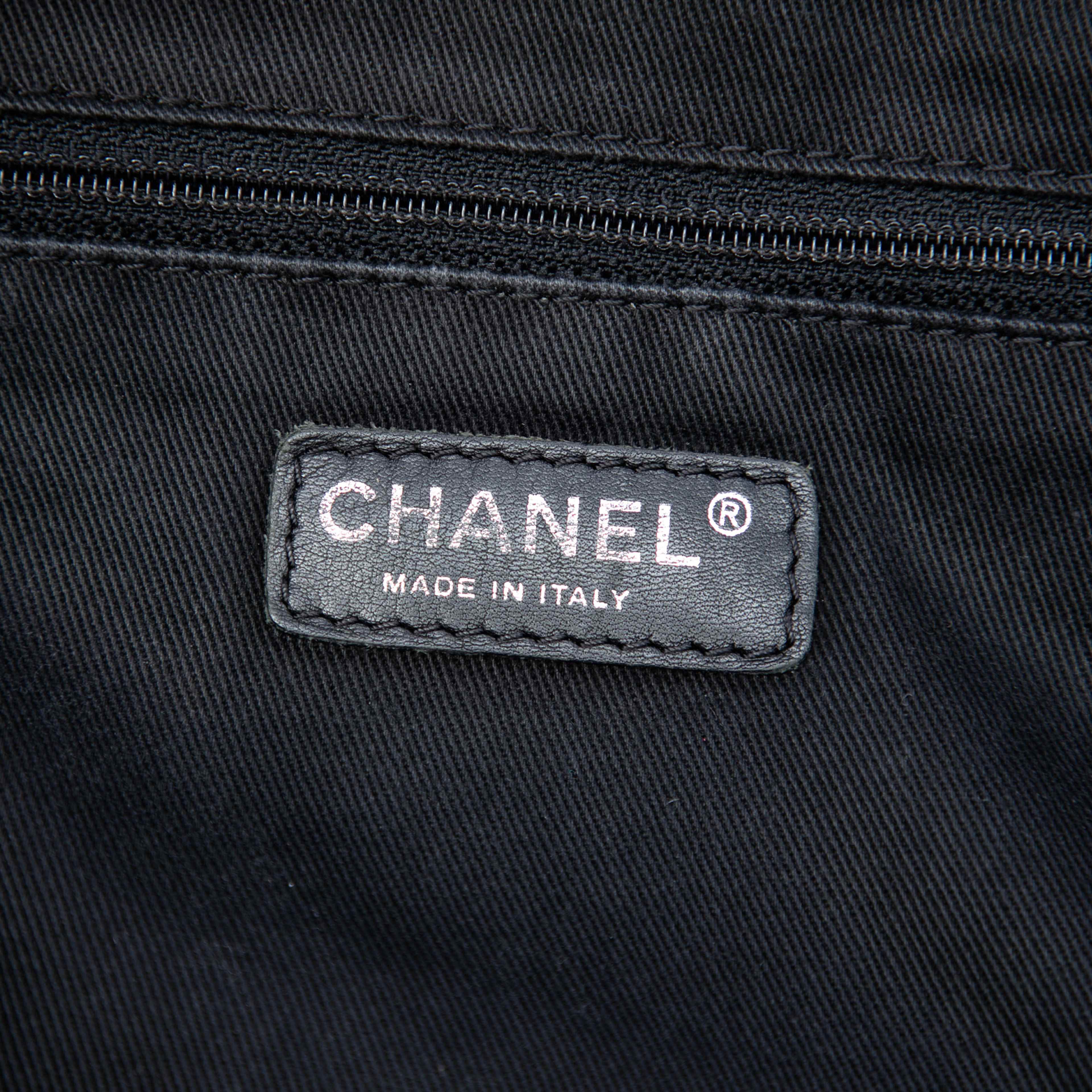 Chanel Paris New York Quilted Nylon Tote, från Luxclusif, i färgen black. Klicka för att öppna bilden i stort format