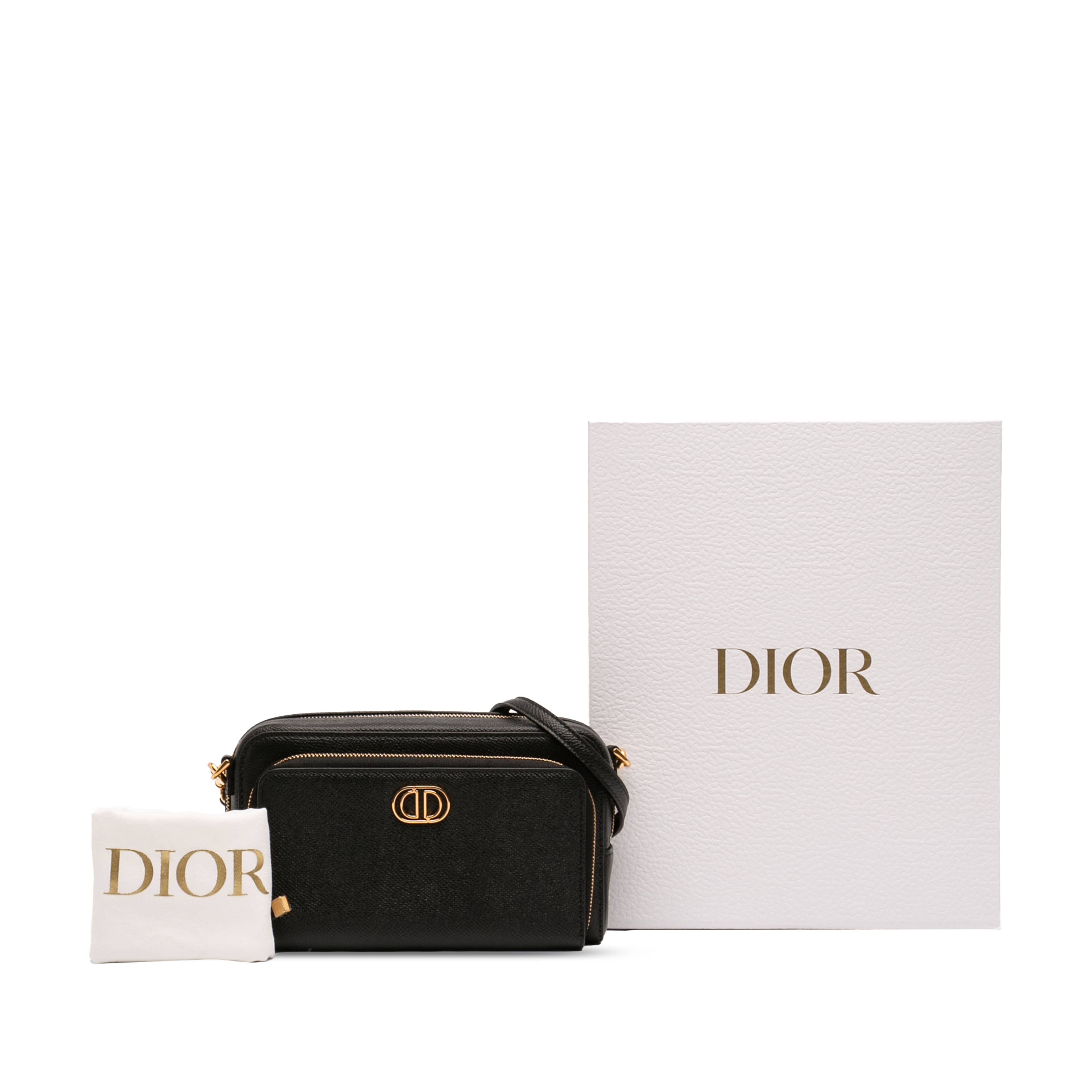 Dior Grained Calfskin Caro Double Pouch, från Luxclusif, i färgen svart. Klicka för att öppna bilden i stort format