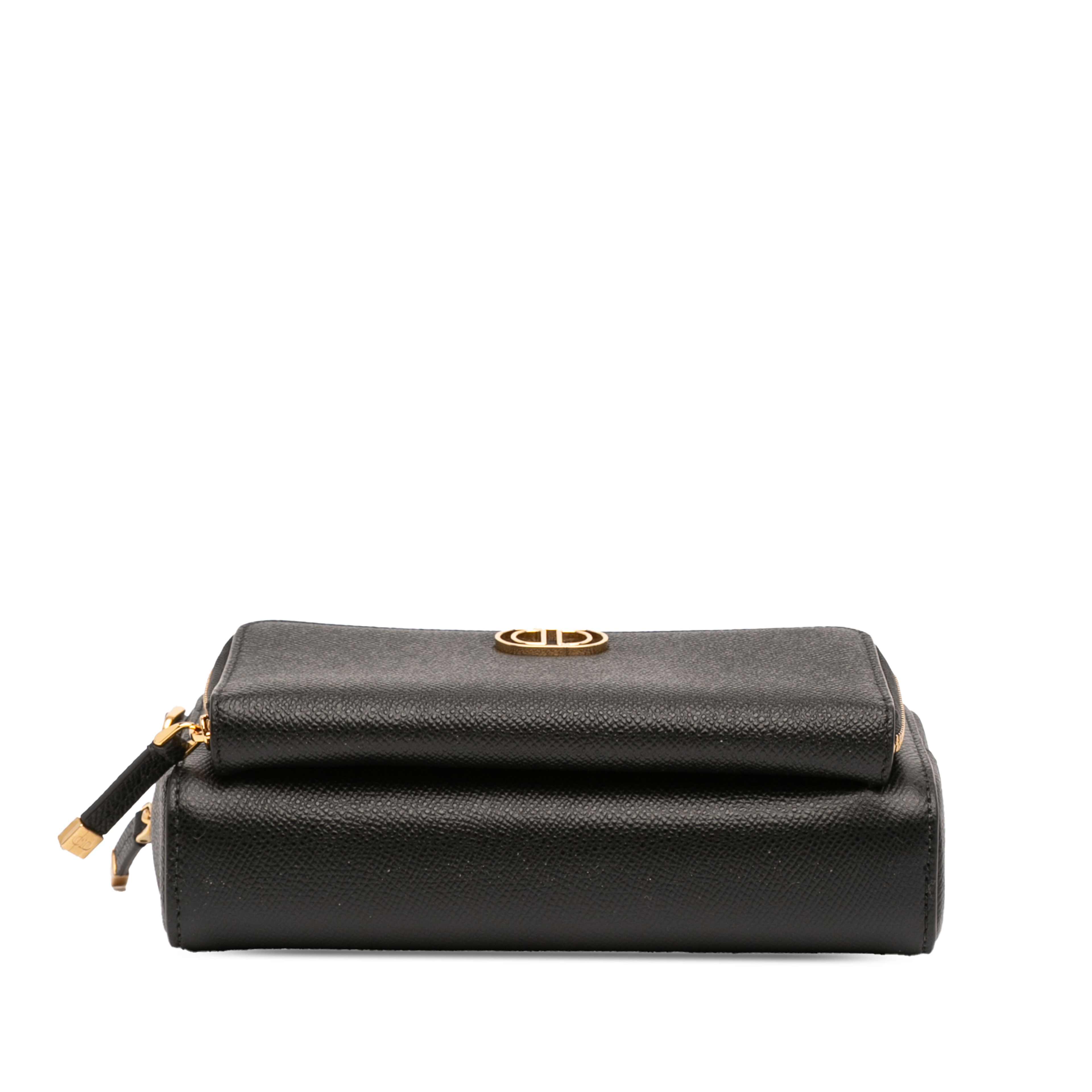 Dior Grained Calfskin Caro Double Pouch, från Luxclusif, i färgen svart. Klicka för att öppna bilden i stort format
