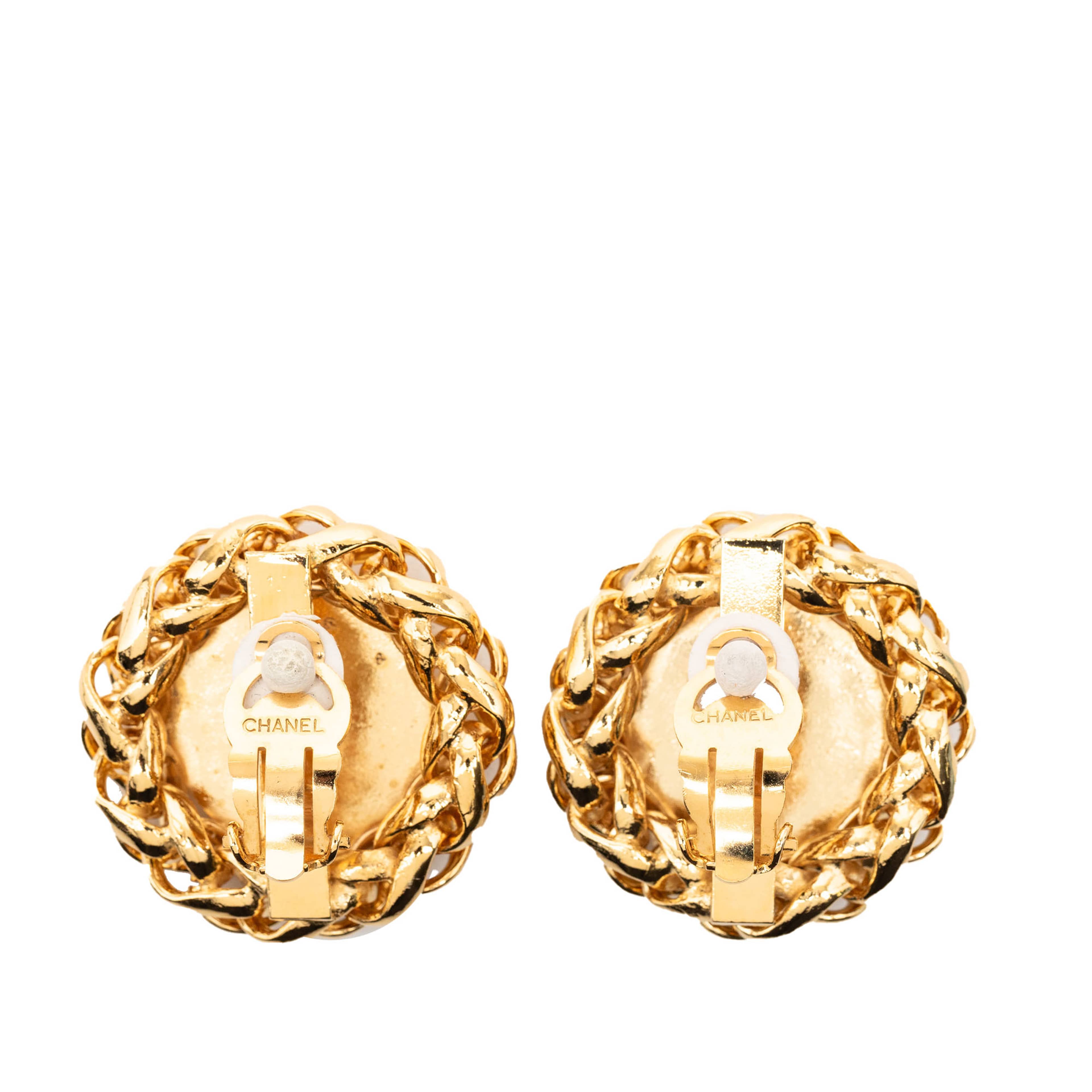 Chanel Cc Gold Plated Wheat Medallion Clip On Earrings, från Luxclusif, i färgen gold. Klicka för att öppna bilden i stort format