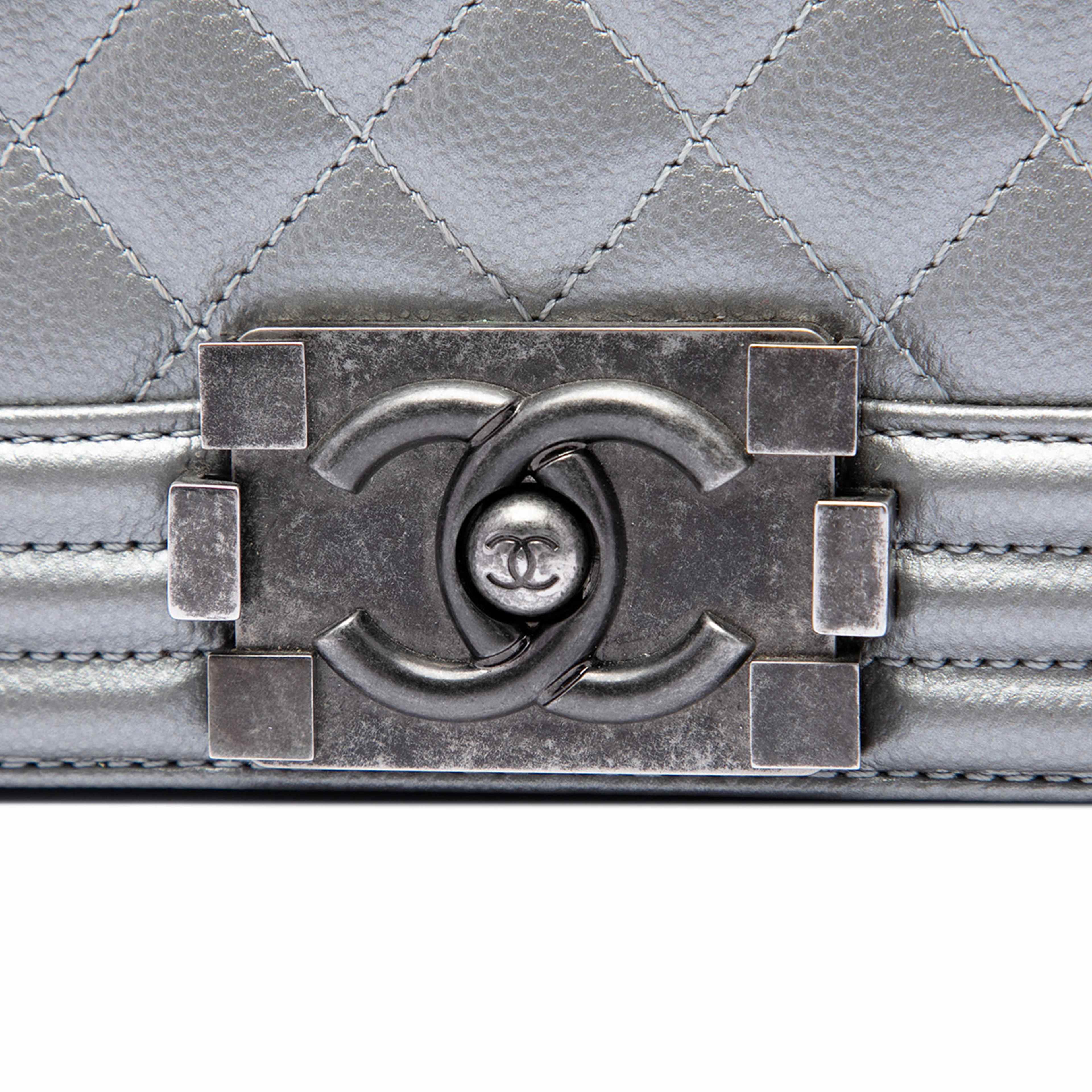 Chanel Old Medium Quilted Metallic Caviar Boy Flap, från Luxclusif, i färgen grå. Klicka för att öppna bilden i stort format