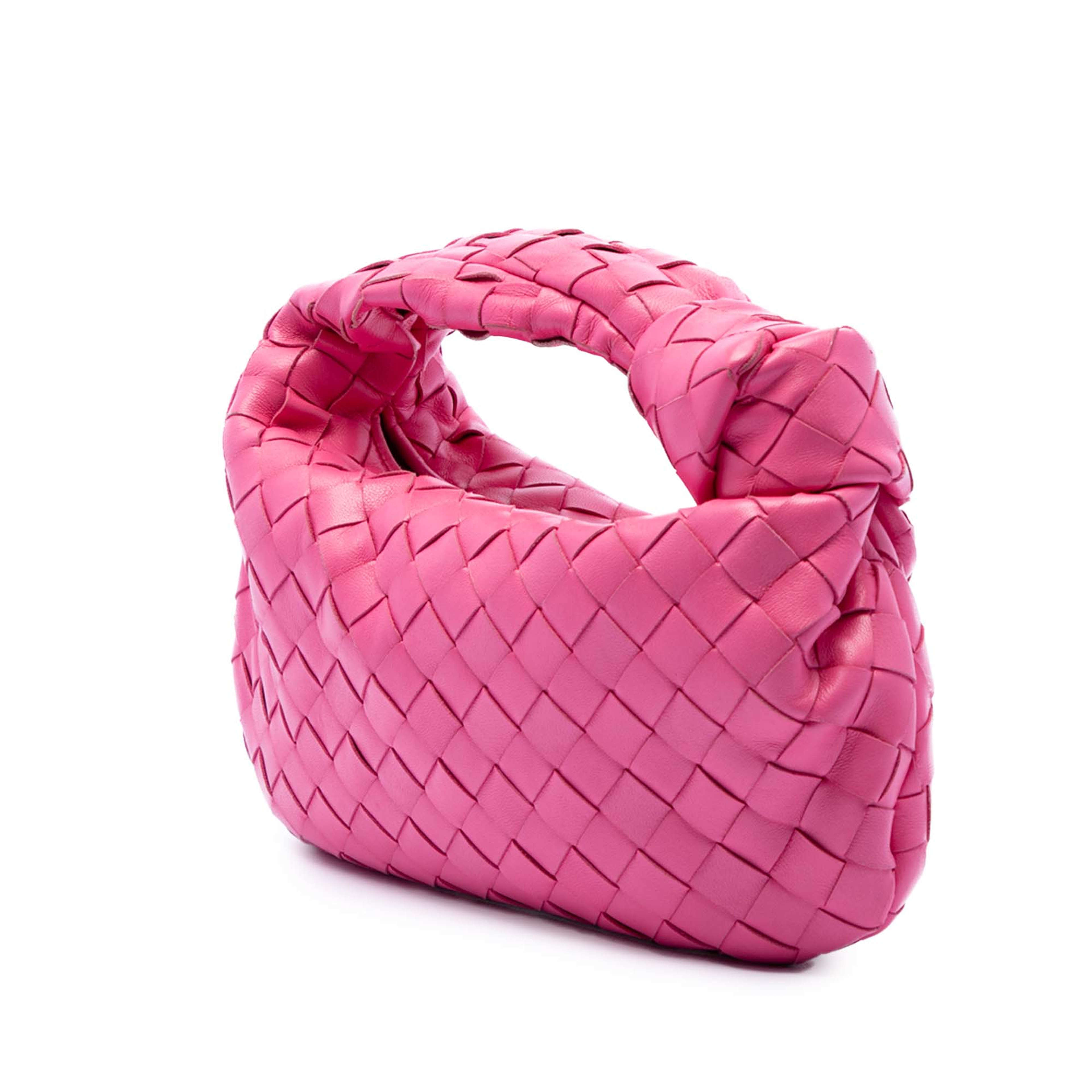 Bottega Veneta Mini Nappa Intrecciato Jodie, från Luxclusif, i färgen pink. Klicka för att öppna bilden i stort format