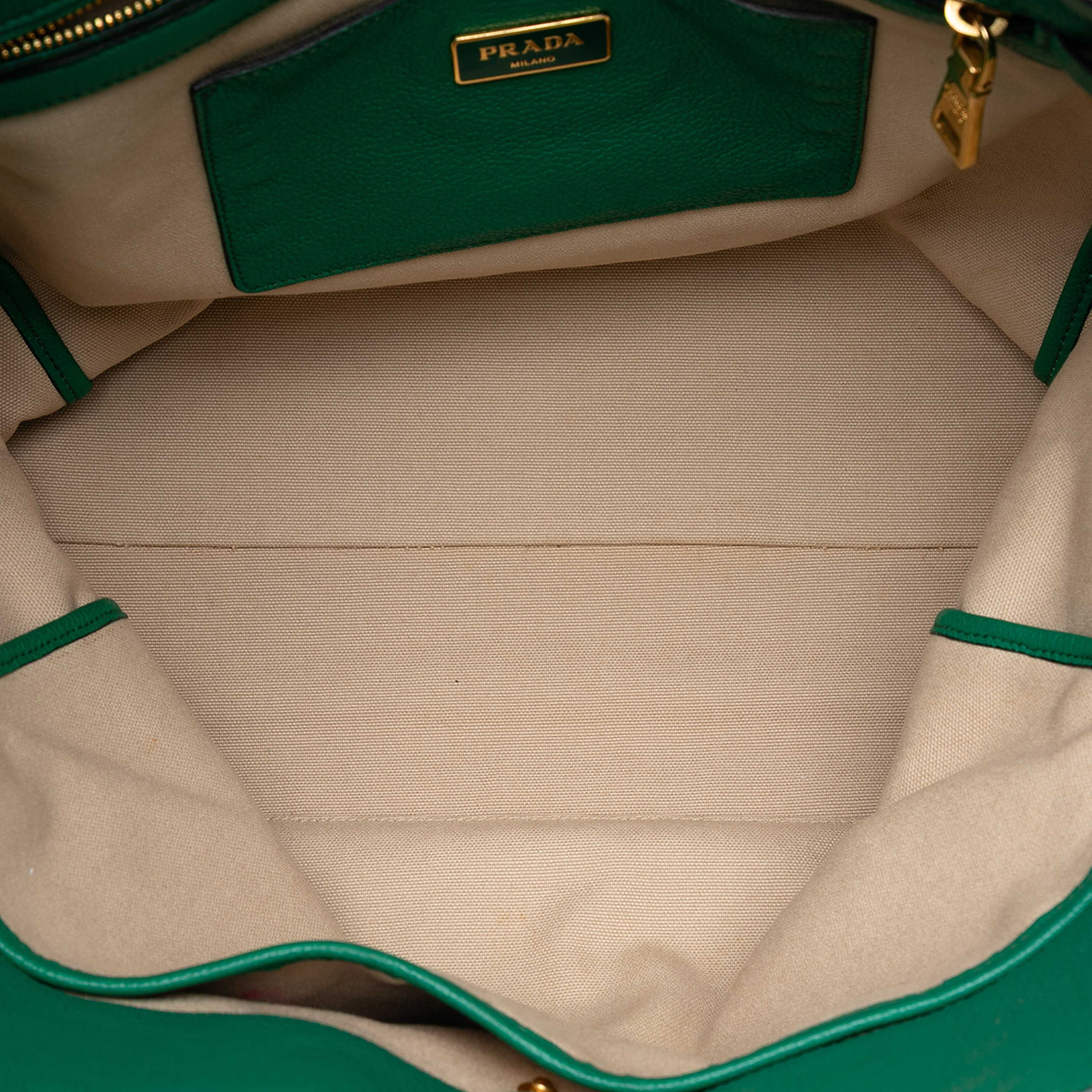 Prada Vitello Daino Open Convertible Tote, från Luxclusif, i färgen green. Klicka för att öppna bilden i stort format