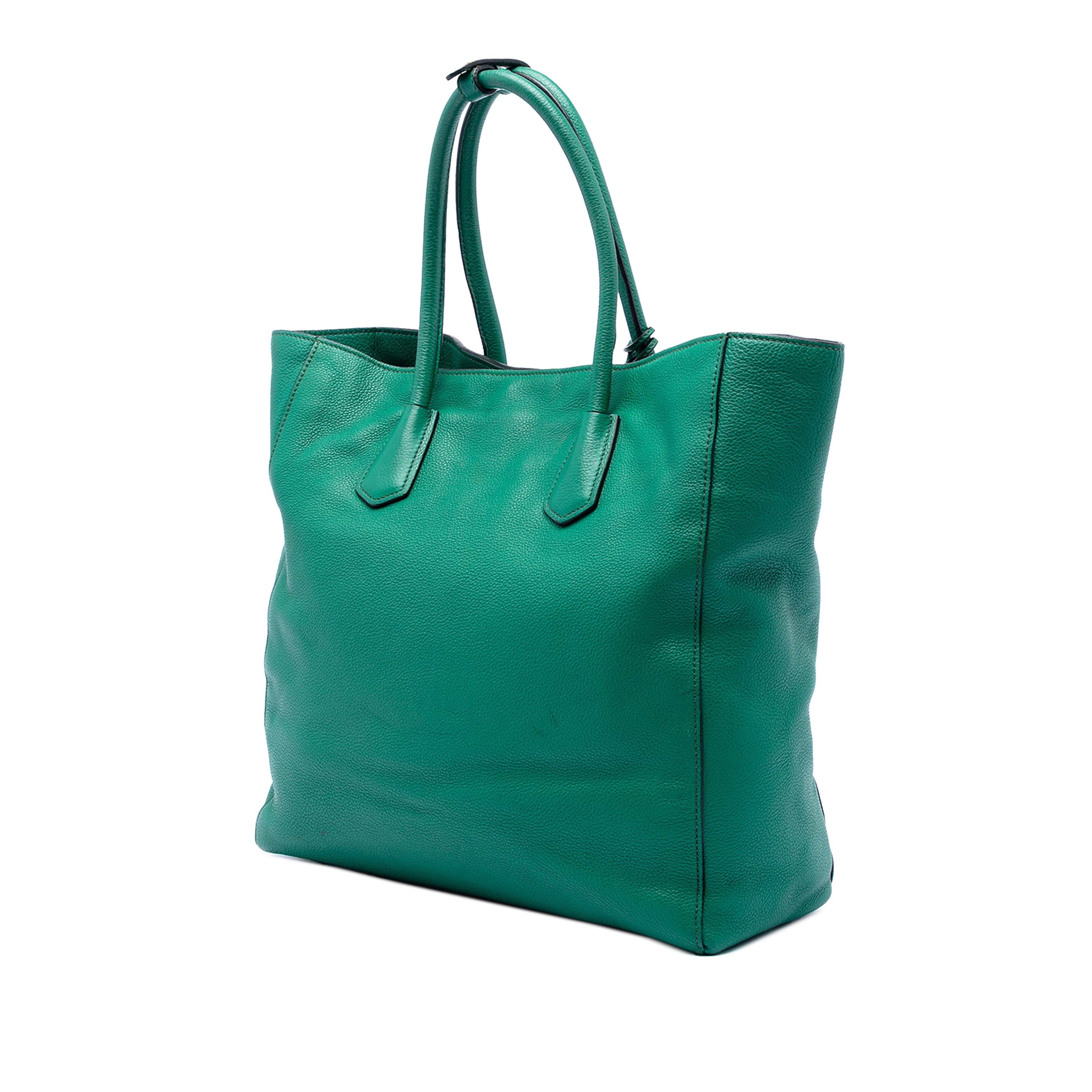 Prada Vitello Daino Open Convertible Tote, från Luxclusif, i färgen green. Klicka för att öppna bilden i stort format