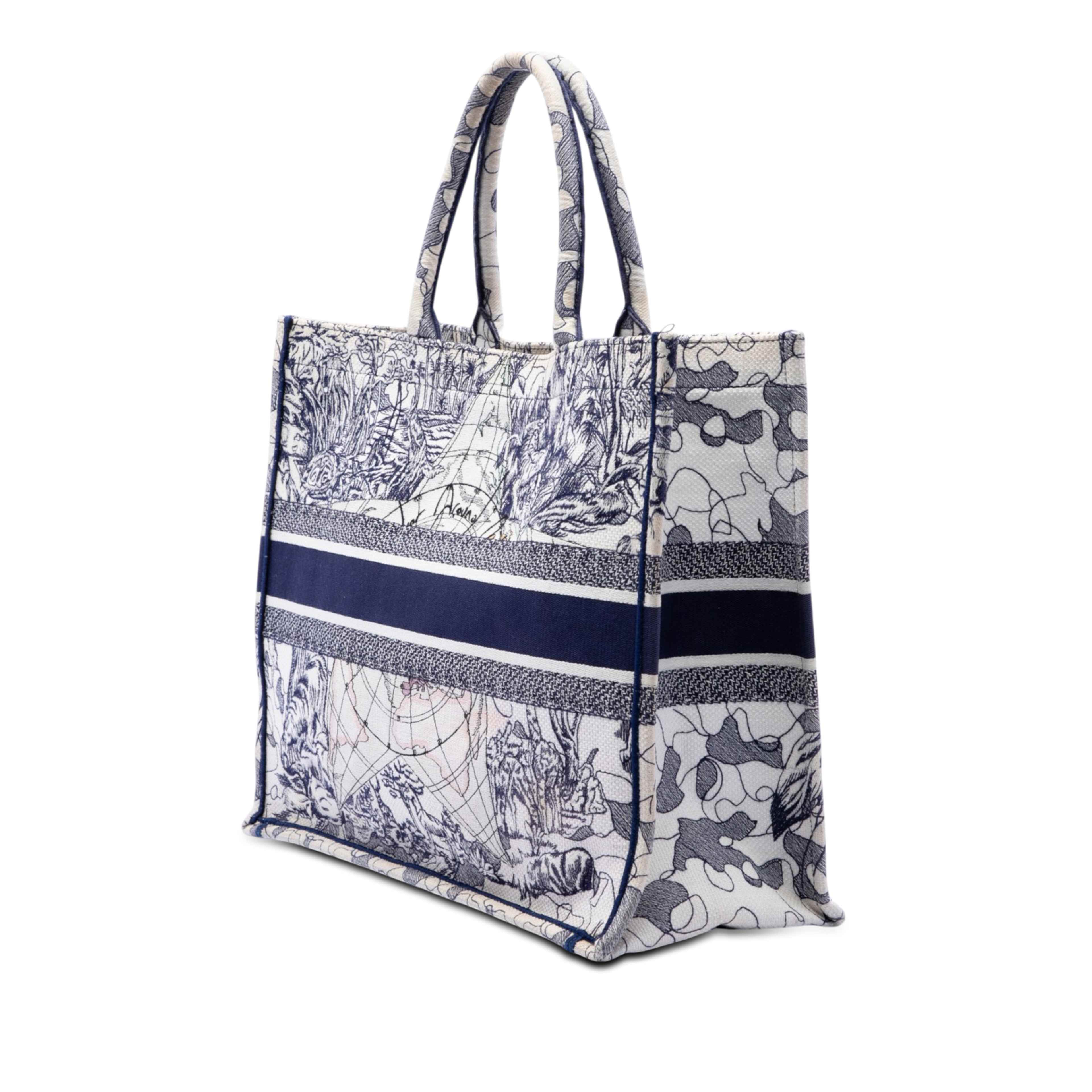 Dior Large Canvas Embroidered Around The World Book Tote, från Luxclusif, i färgen vit. Klicka för att öppna bilden i stort format