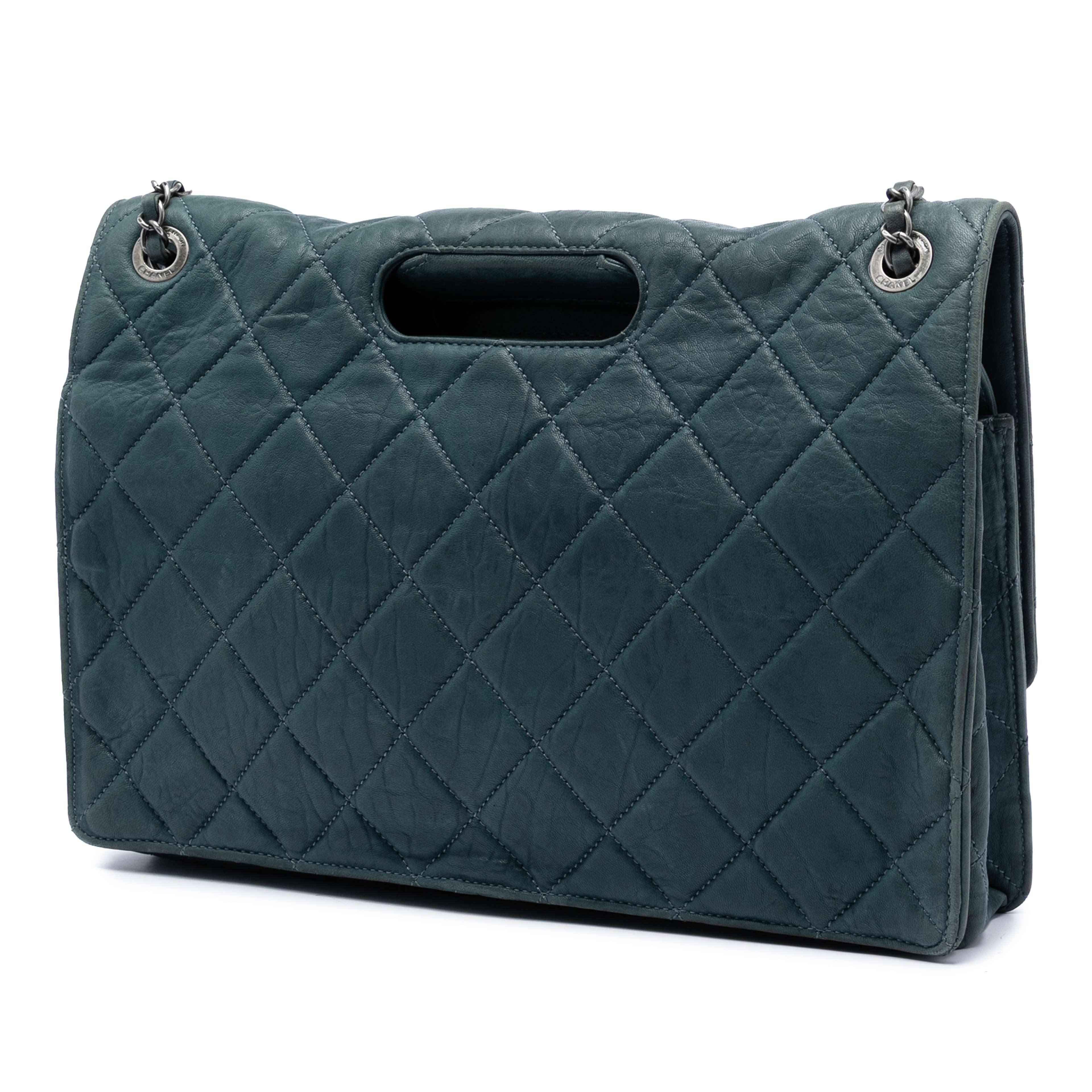 Chanel Paris Byzance Maxi Washed Lambskin Take Away Flap, från Luxclusif, i färgen denim. Klicka för att öppna bilden i stort format