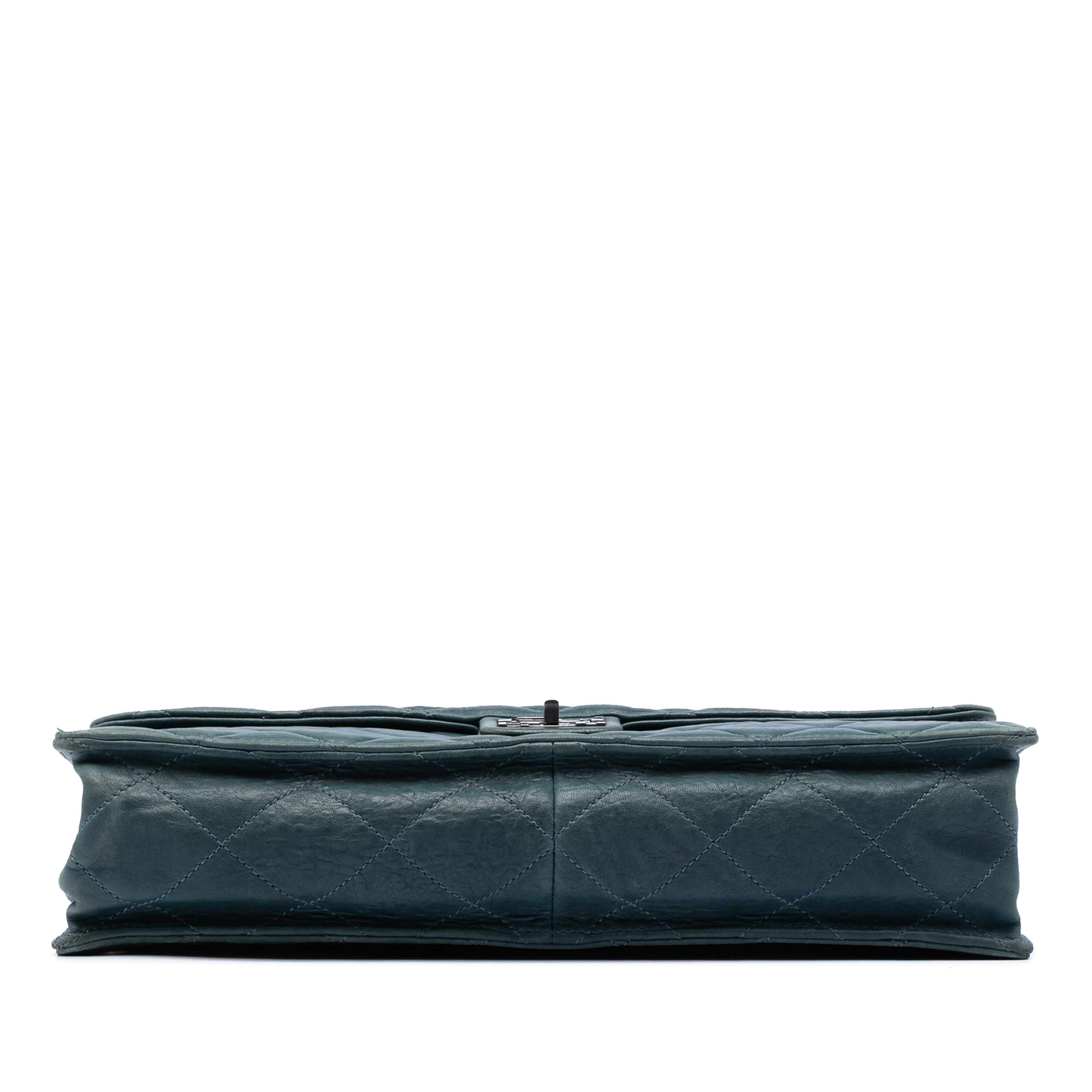Chanel Paris Byzance Maxi Washed Lambskin Take Away Flap, från Luxclusif, i färgen denim. Klicka för att öppna bilden i stort format
