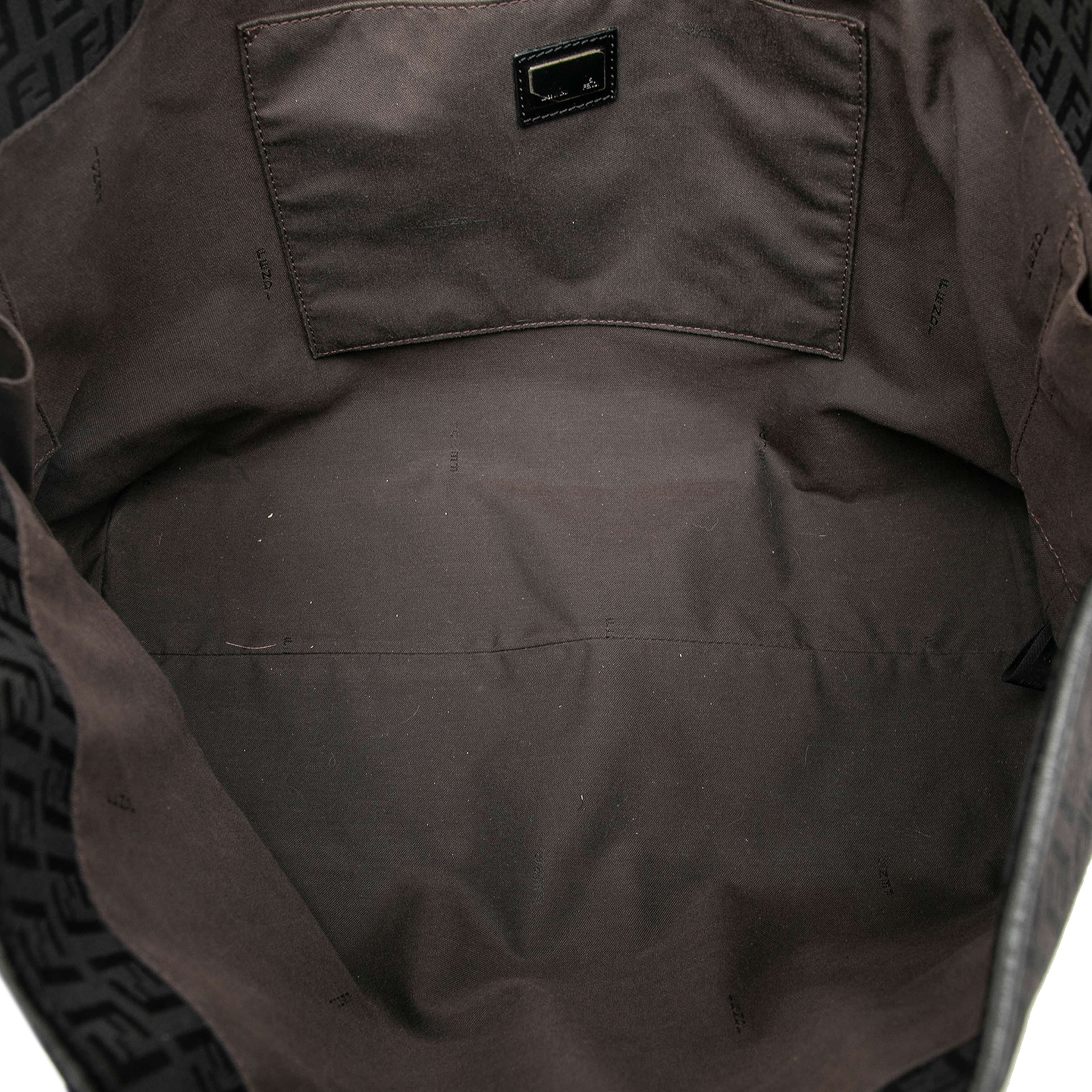 Fendi Large Zucchino Canvas Tote, från Luxclusif, i färgen black. Klicka för att öppna bilden i stort format