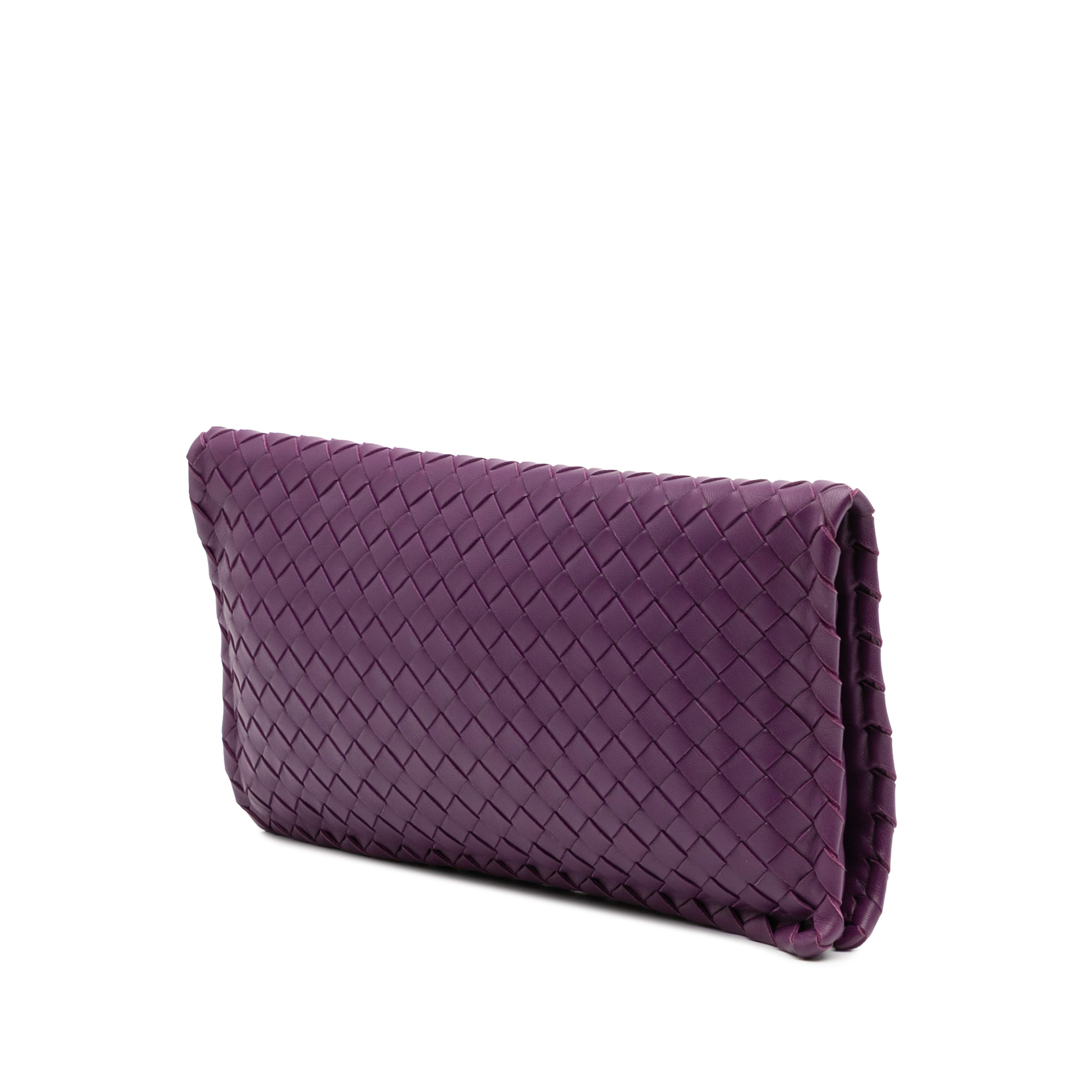 Bottega Veneta Nappa Intrecciato Turn Lock Clutch, från Luxclusif, i färgen dark purple. Klicka för att öppna bilden i stort format