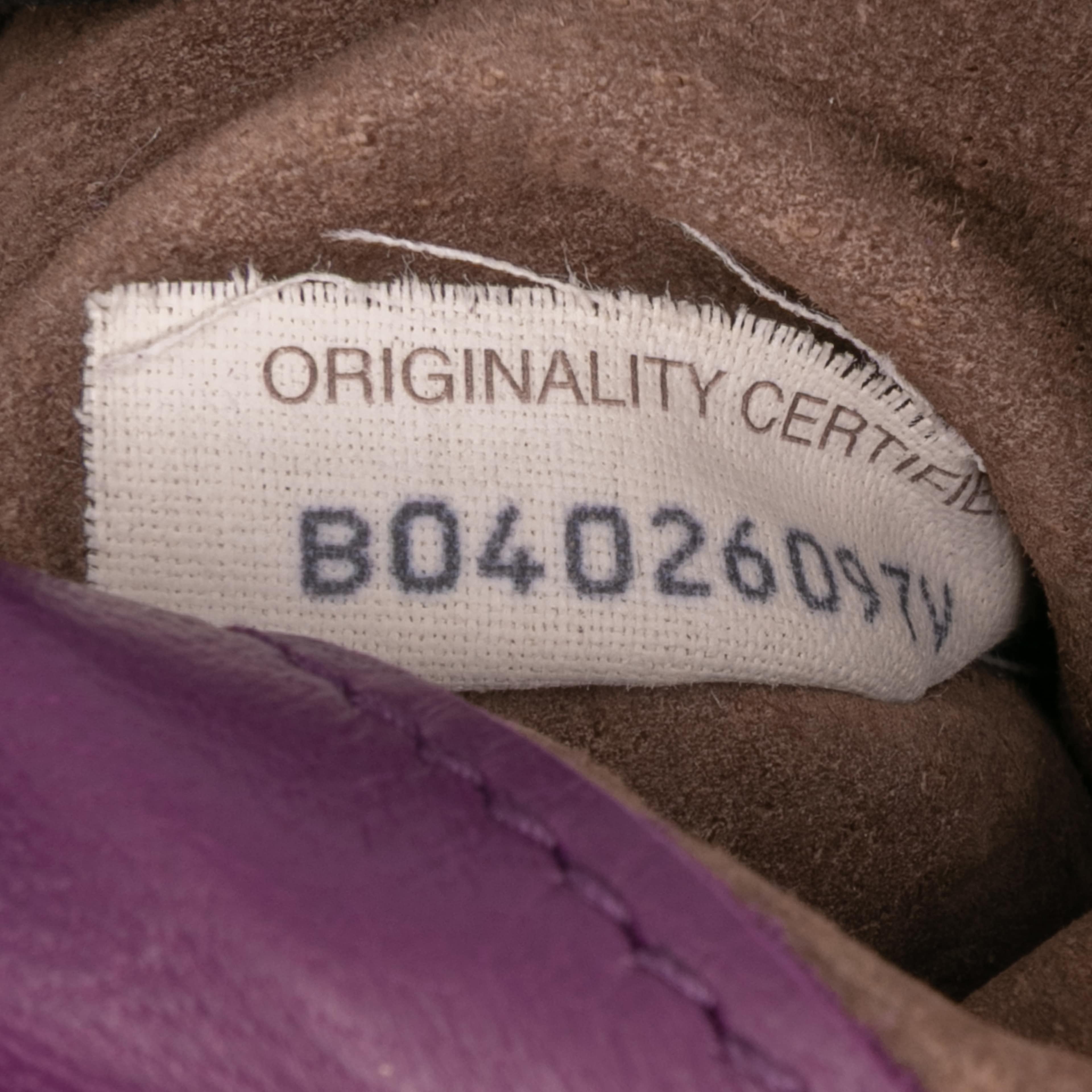 Bottega Veneta Nappa Intrecciato Turn Lock Clutch, från Luxclusif, i färgen dark purple. Klicka för att öppna bilden i stort format