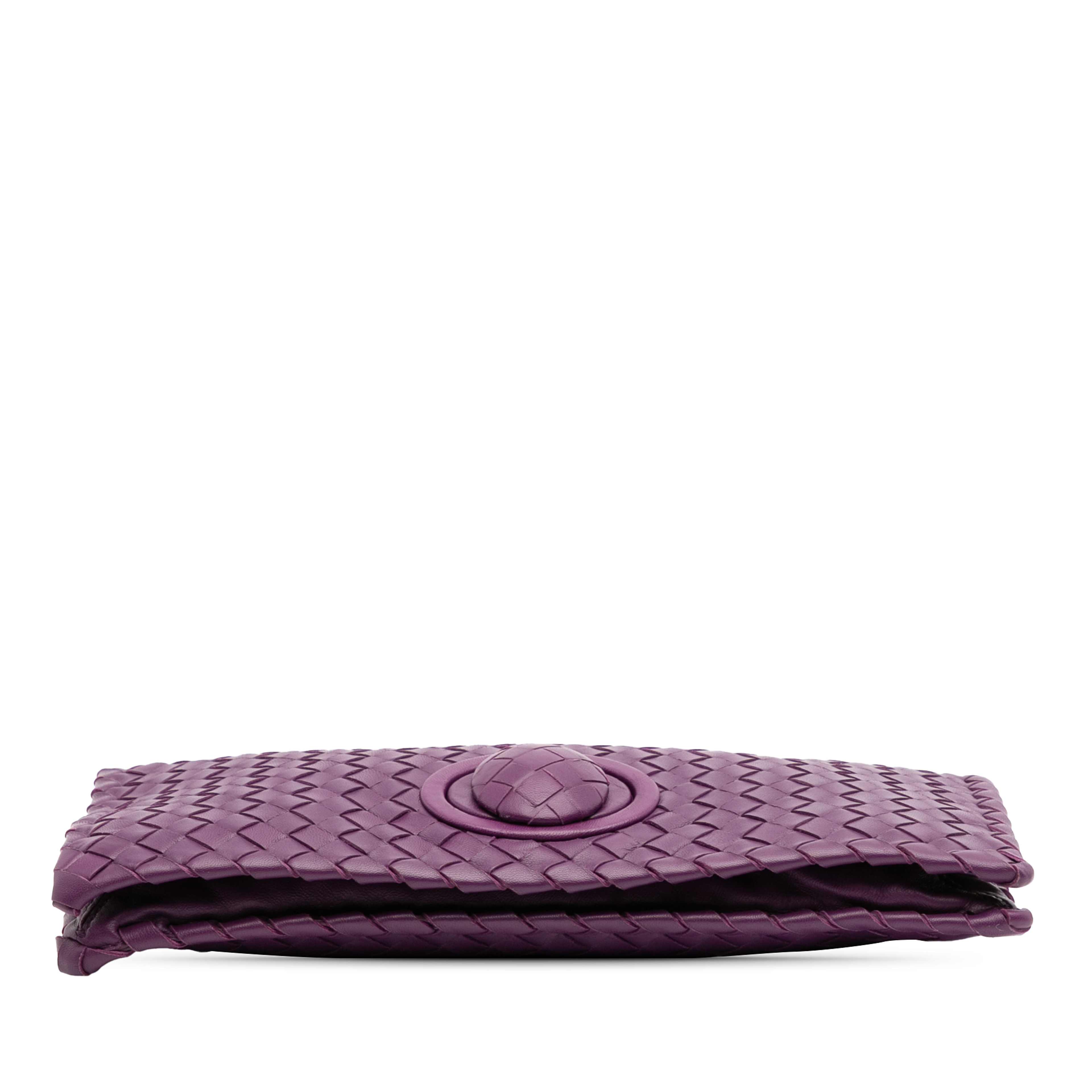 Bottega Veneta Nappa Intrecciato Turn Lock Clutch, från Luxclusif, i färgen dark purple. Klicka för att öppna bilden i stort format