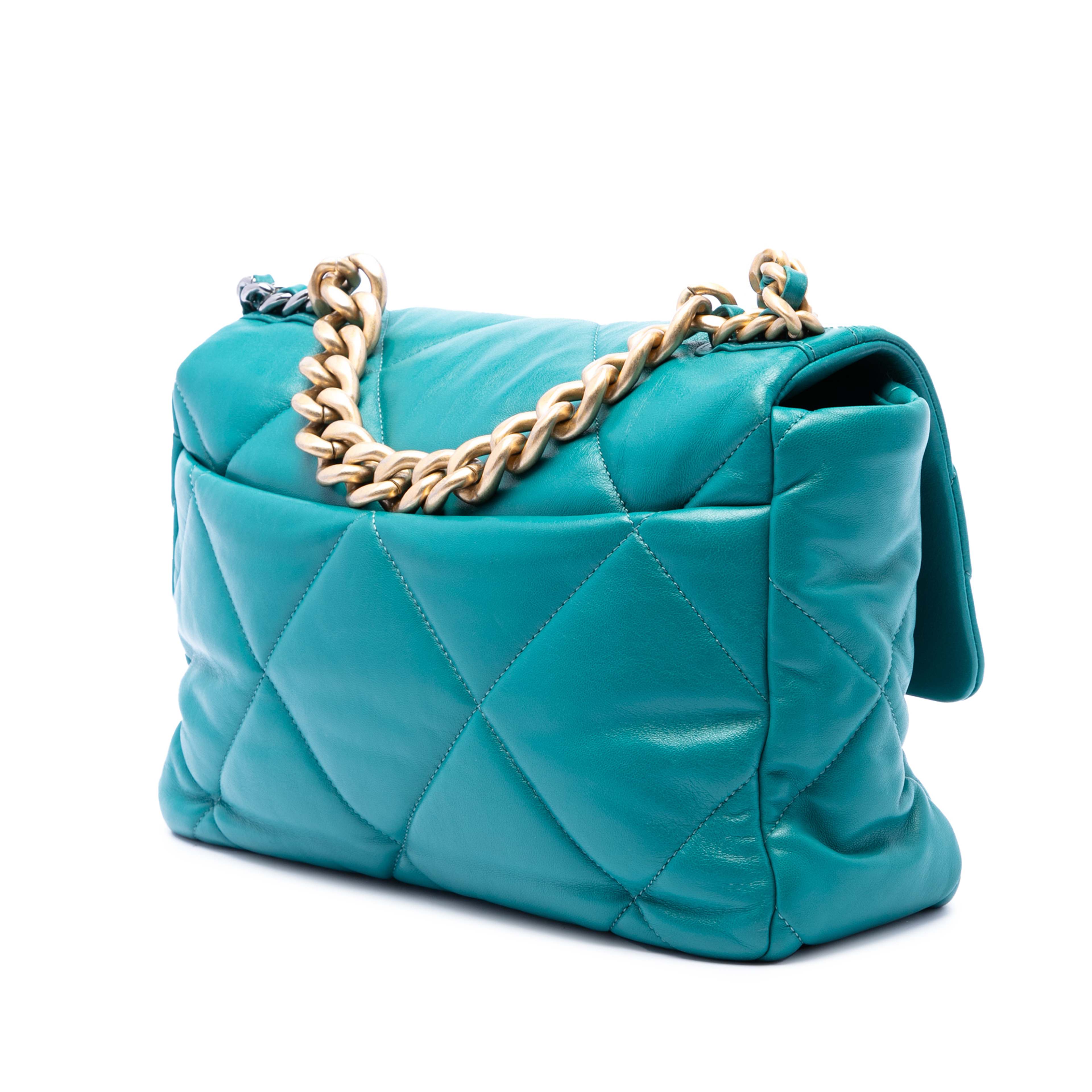 Chanel Large Lambskin 19 Flap, från Luxclusif, i färgen blå. Klicka för att öppna bilden i stort format