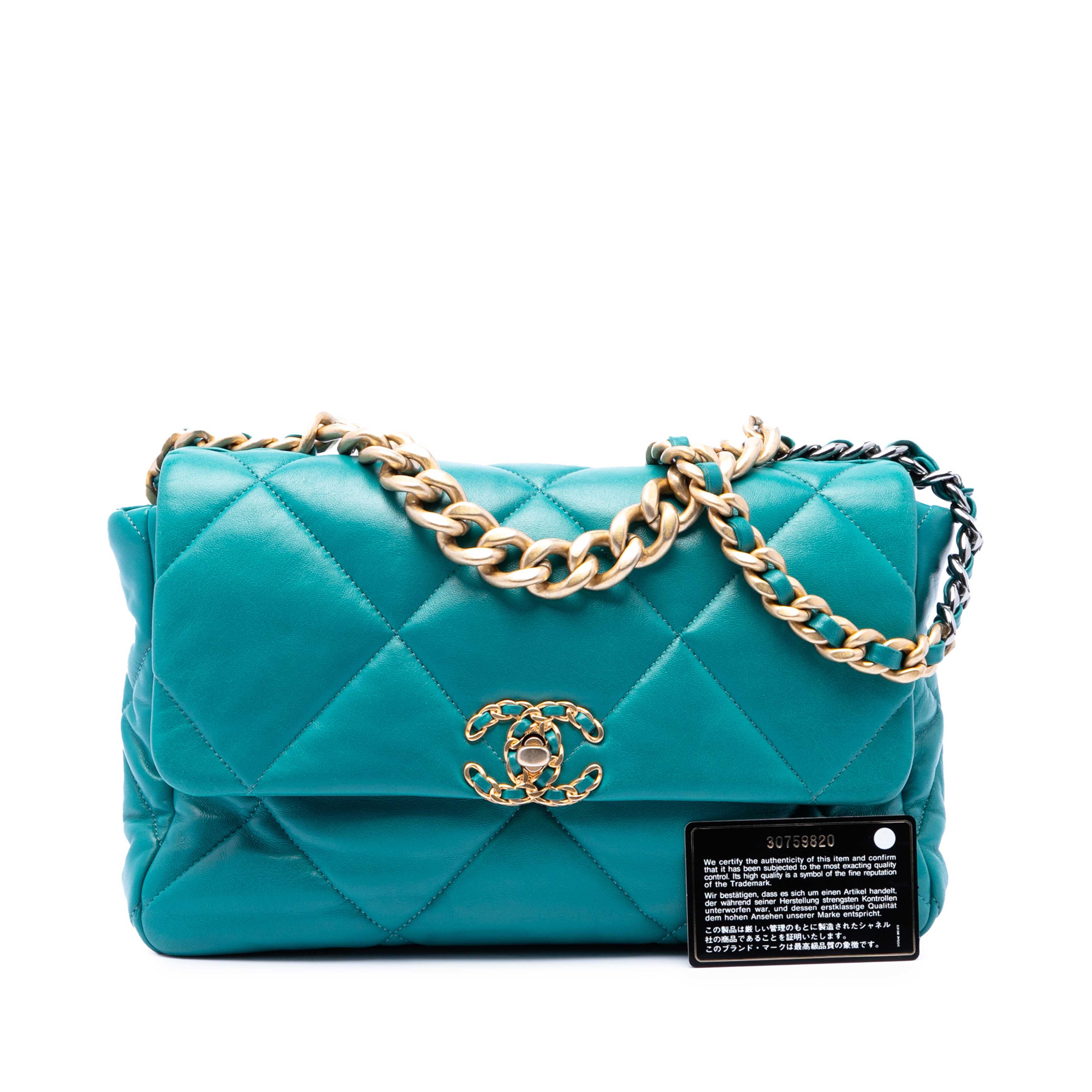 Chanel Large Lambskin 19 Flap, från Luxclusif, i färgen blå. Klicka för att öppna bilden i stort format