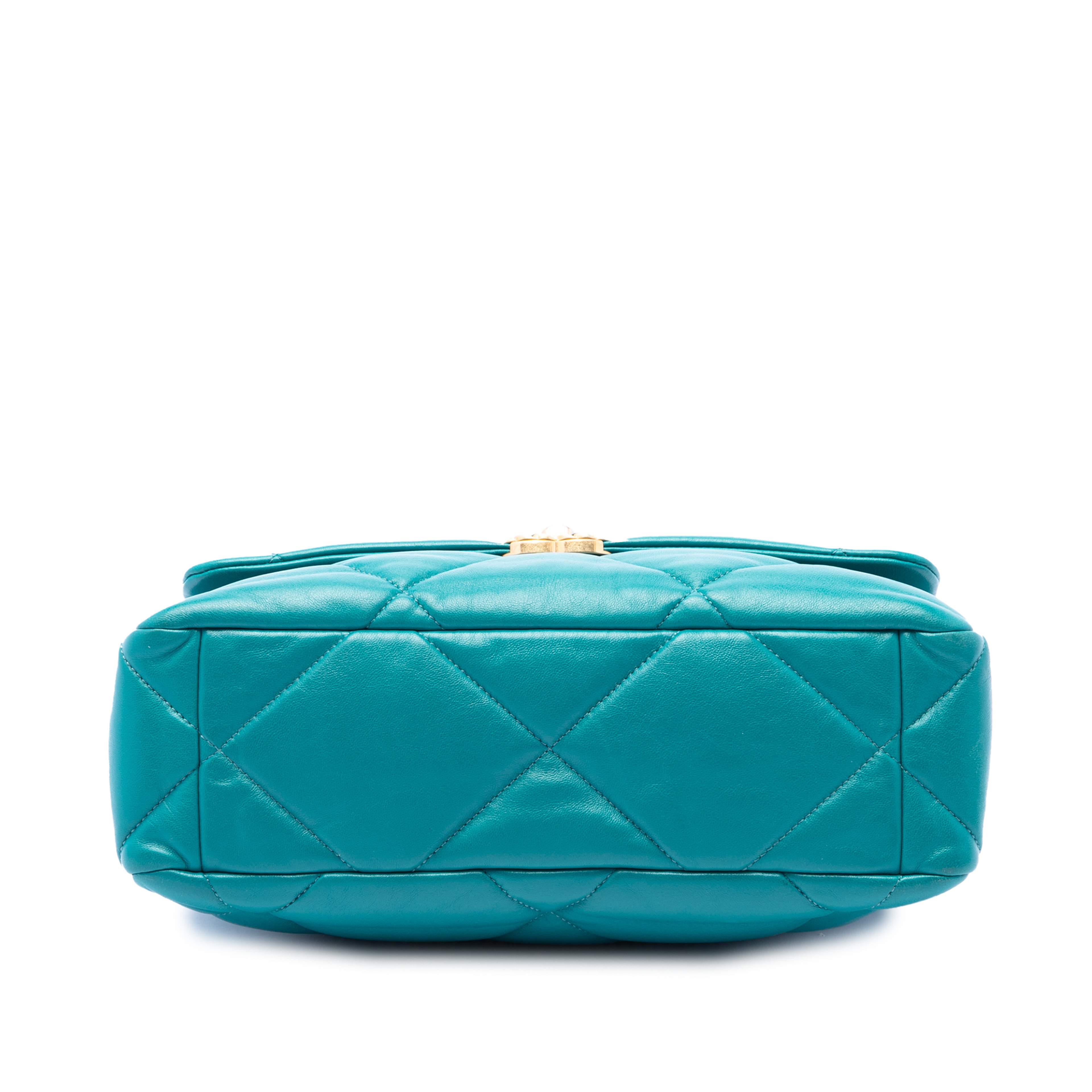 Chanel Large Lambskin 19 Flap, från Luxclusif, i färgen blå. Klicka för att öppna bilden i stort format